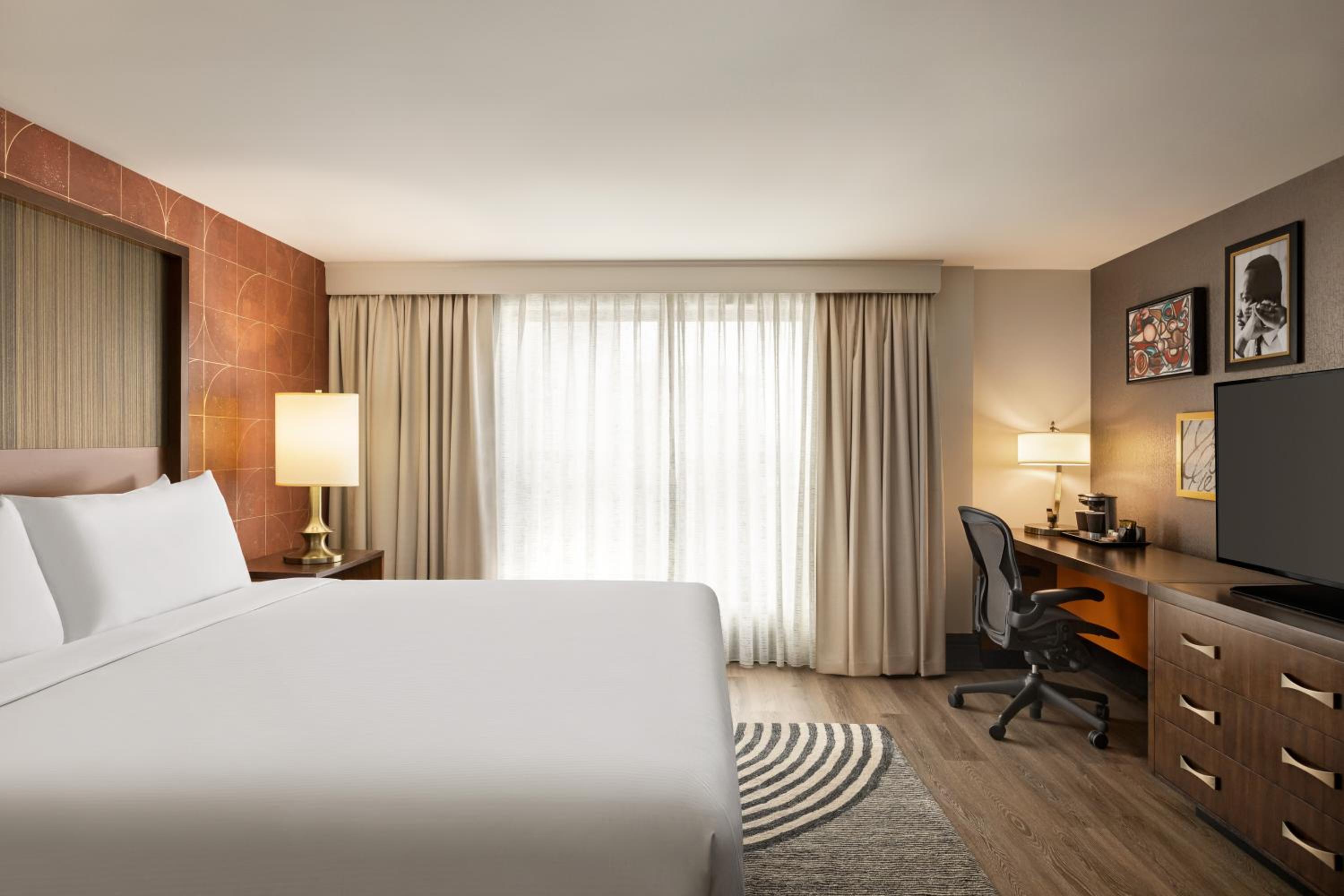 Two-Room Suite with One King Bed and Sofa Bed - Photo 7