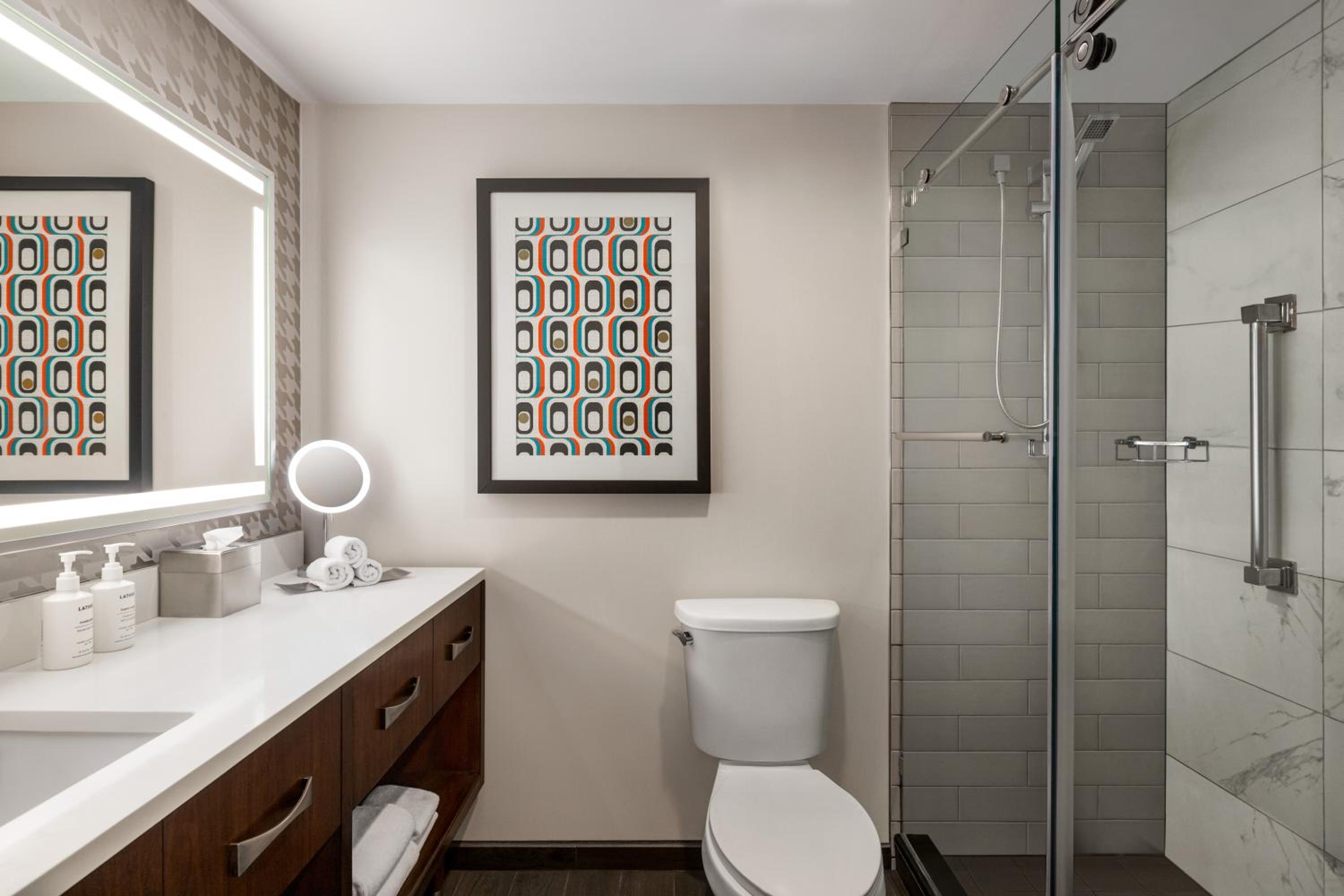 King Room with Roll-In Shower - Mobility and Hearing Access - Photo 11