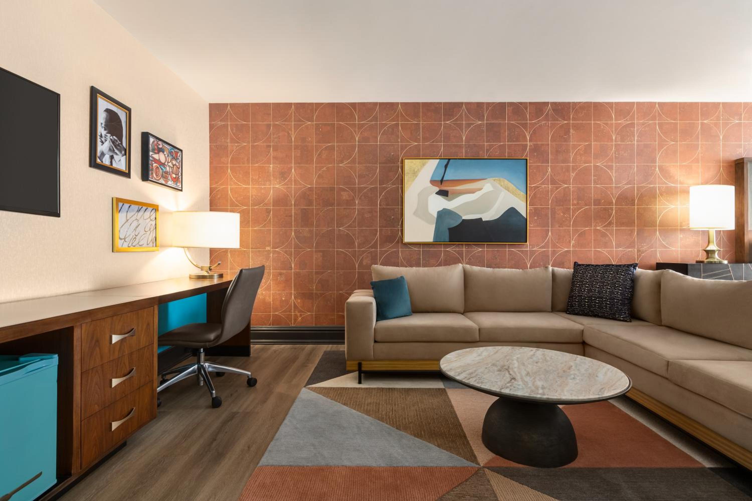 Two-Room Suite with One King Bed and Sofa Bed - Photo 5