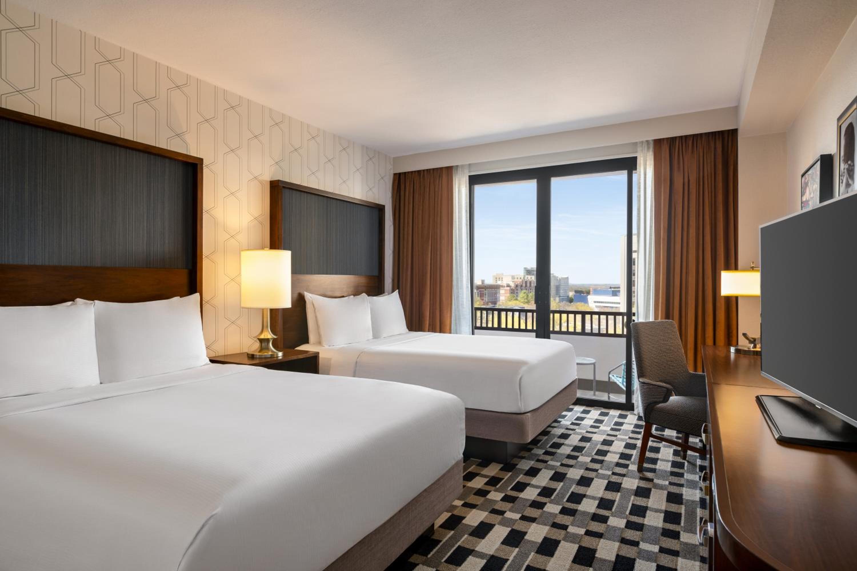 Deluxe Queen Room with Two Queen Beds - High Floor - Photo 2