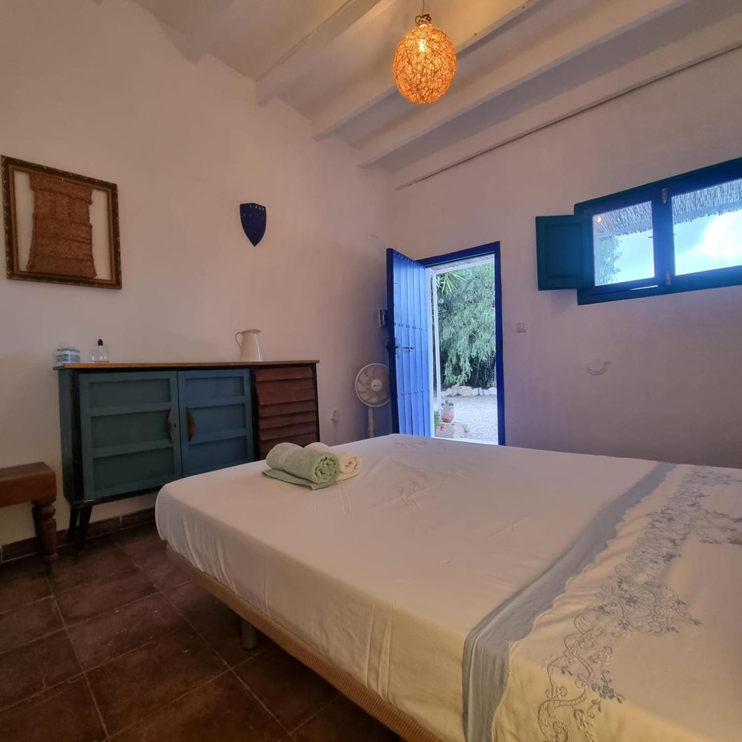 Habitación triple con vista a la piscina