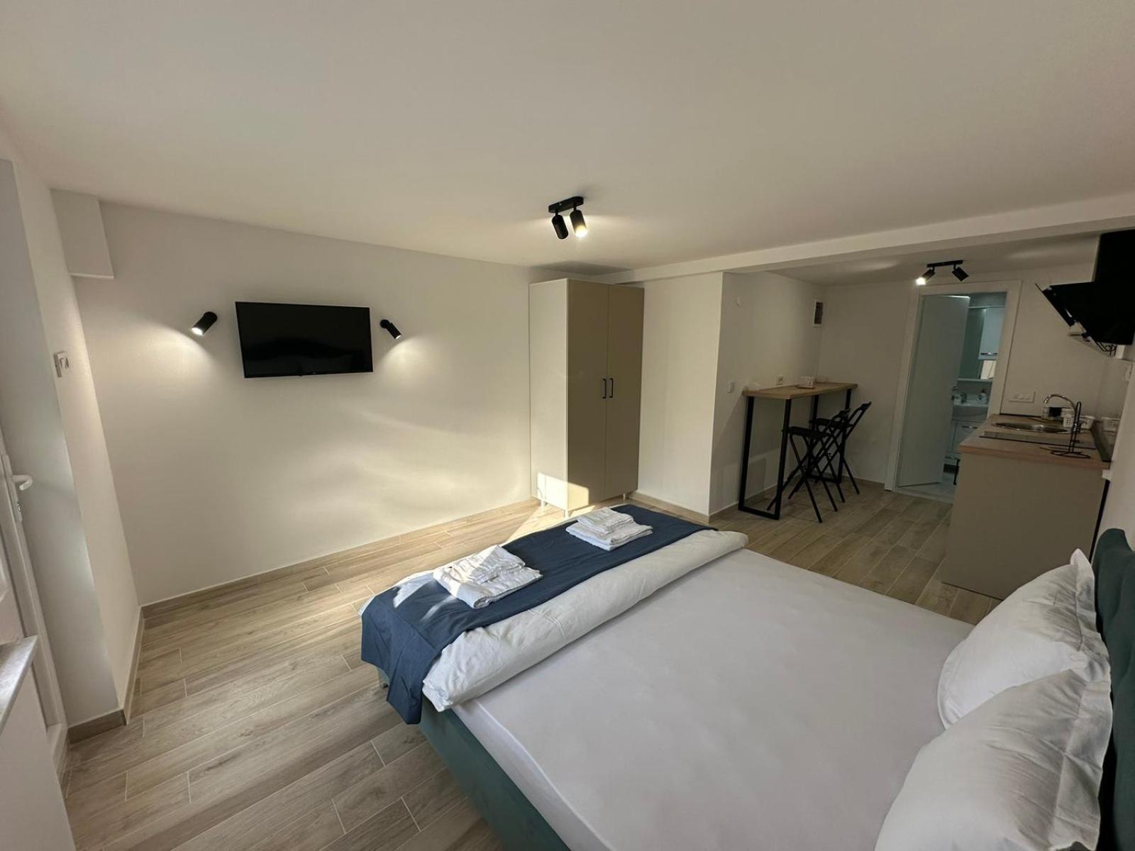 One-Bedroom Apartment photo 1