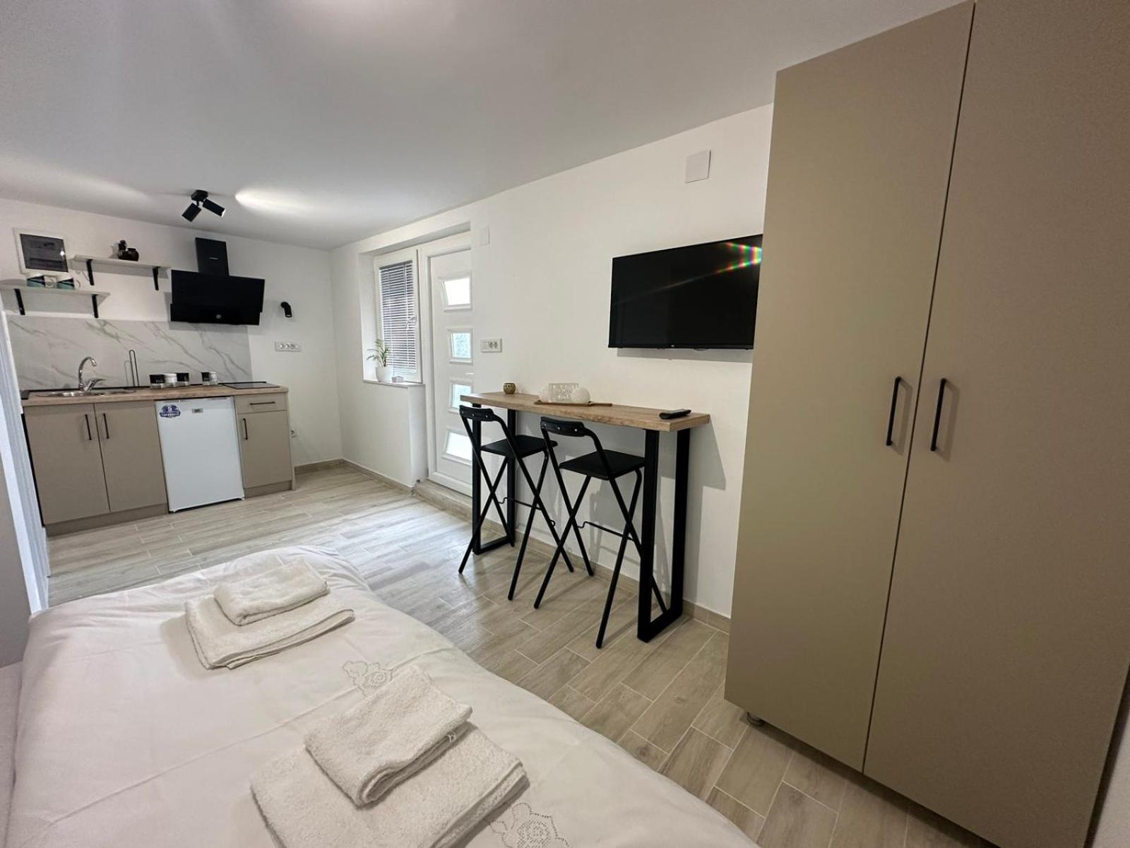 One-Bedroom Apartment photo 1
