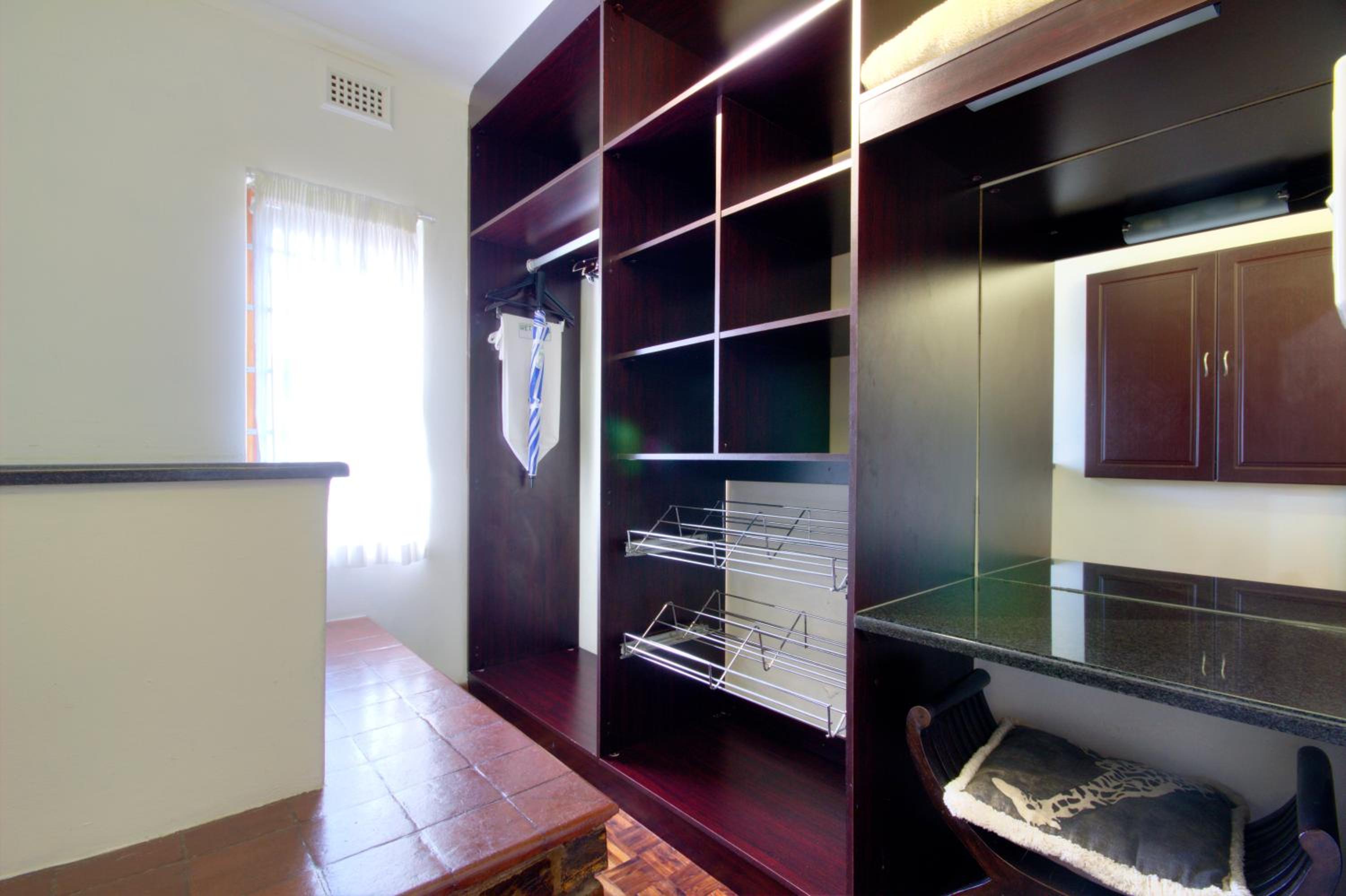 Deluxe Queen Room - Photo 6