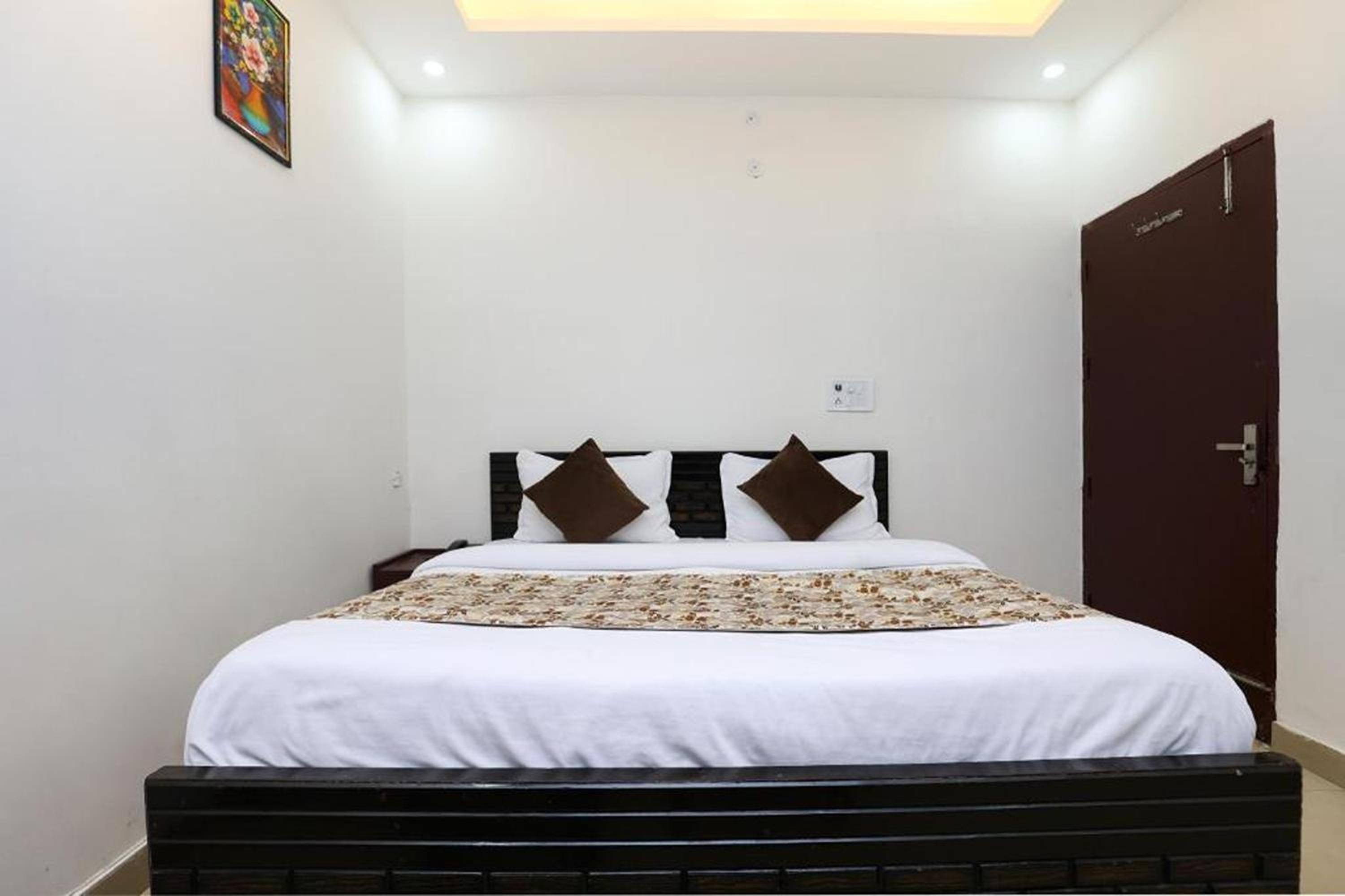 Deluxe Room - Photo 21