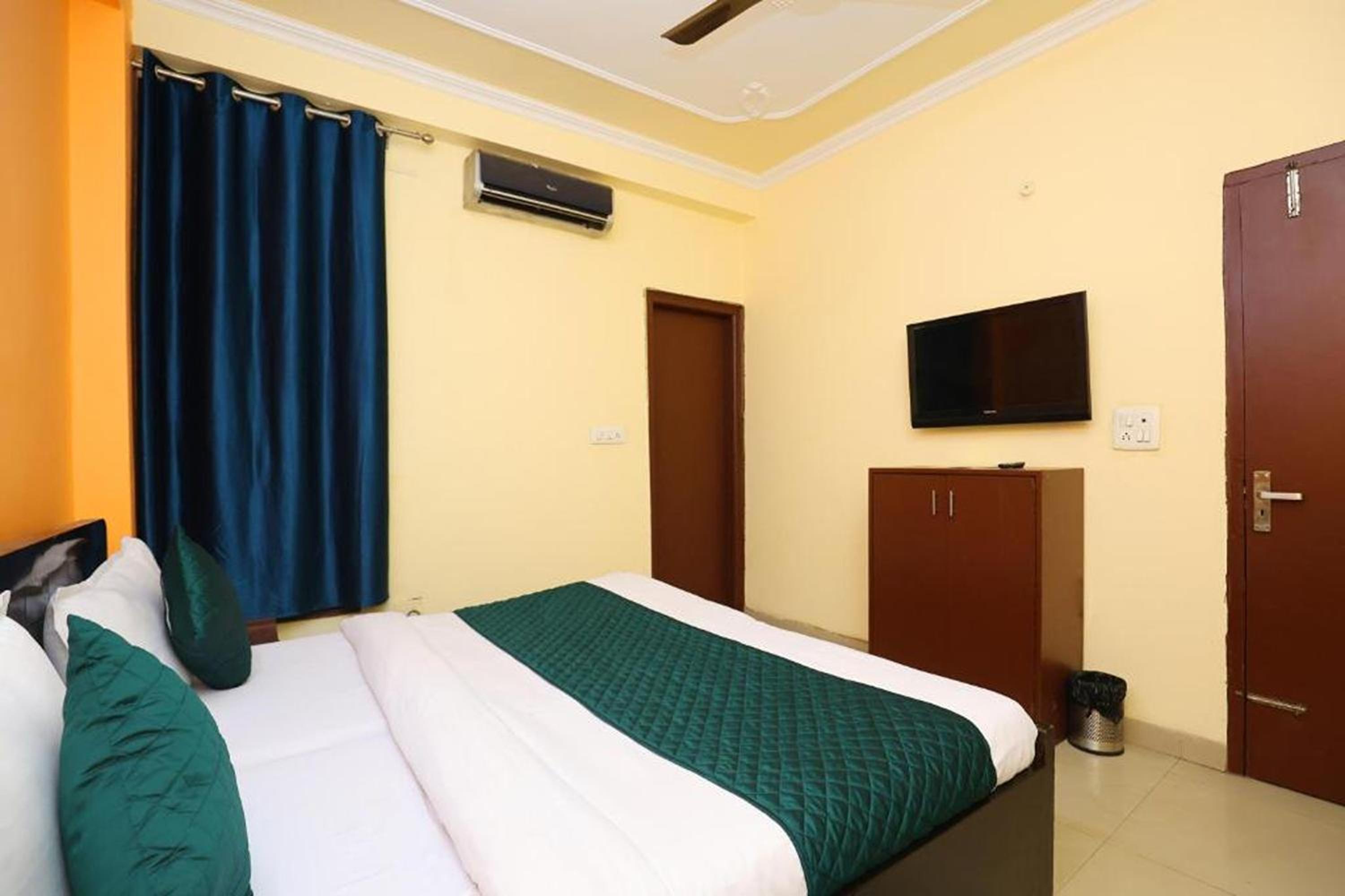 Deluxe Room - Photo 17