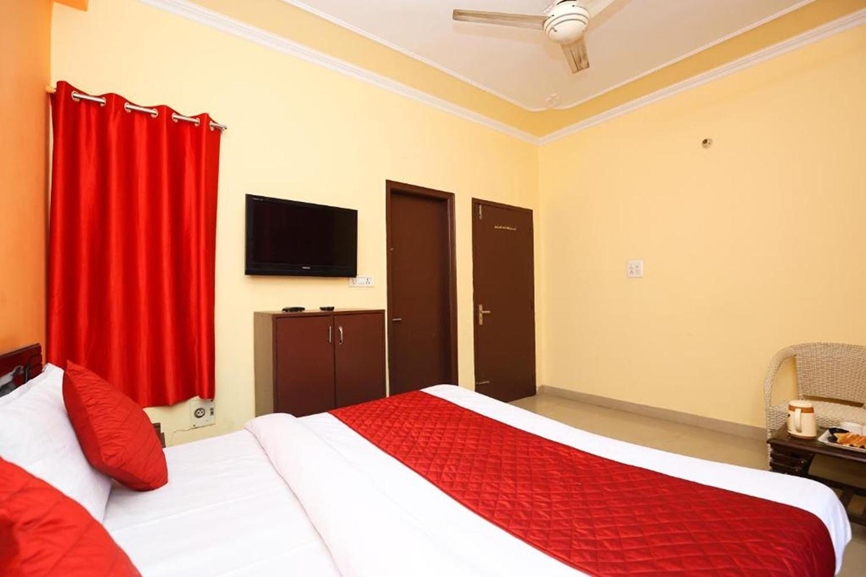 Deluxe Room - Photo 16