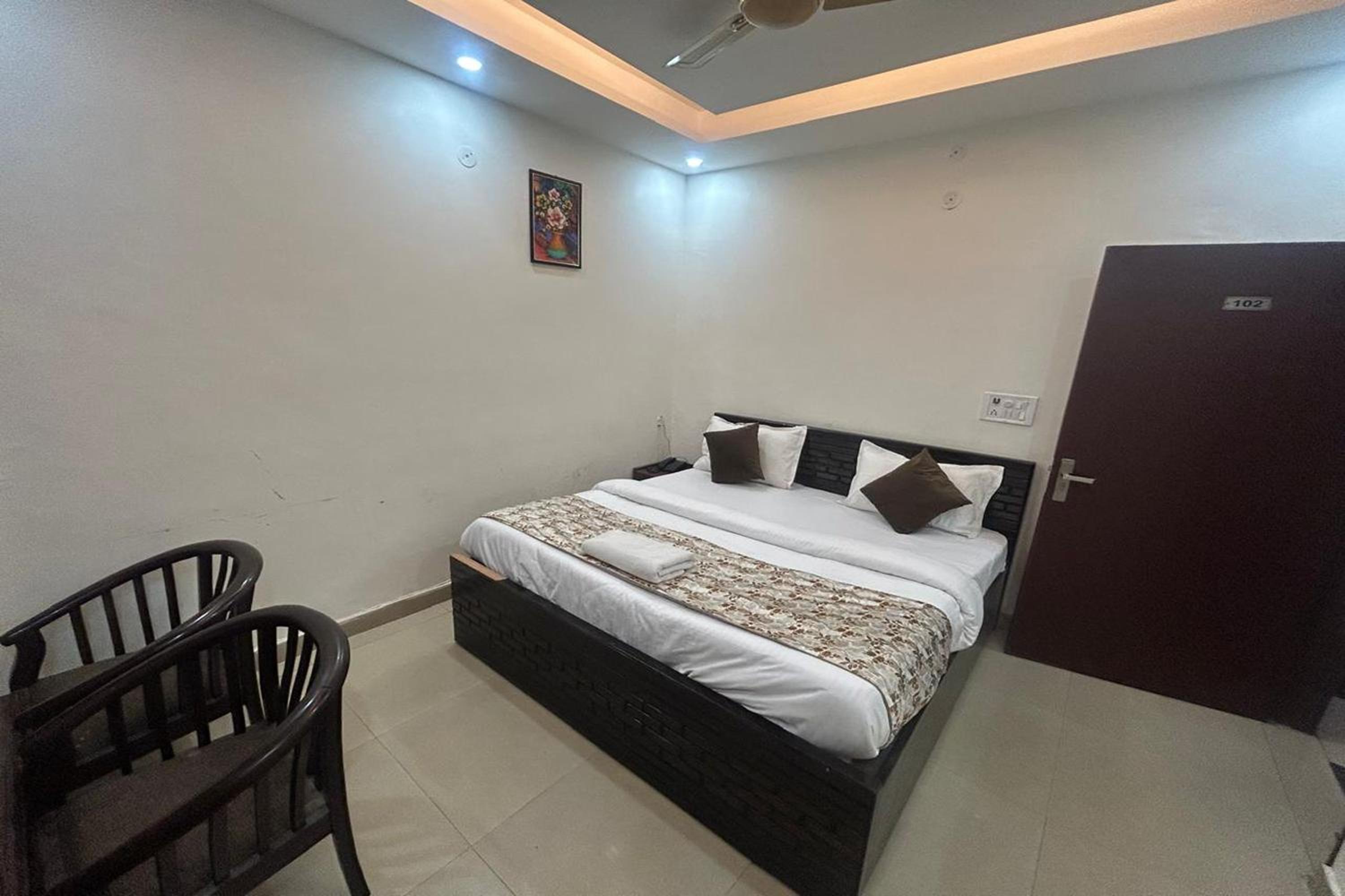 Deluxe Room - Photo 12