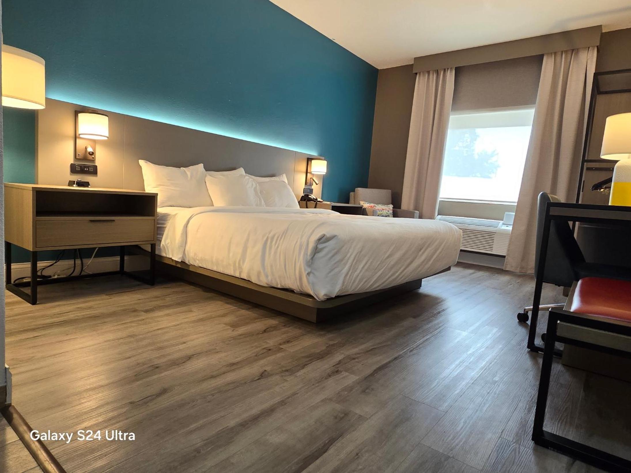King Room - Accessible/Non-Smoking - Photo 4