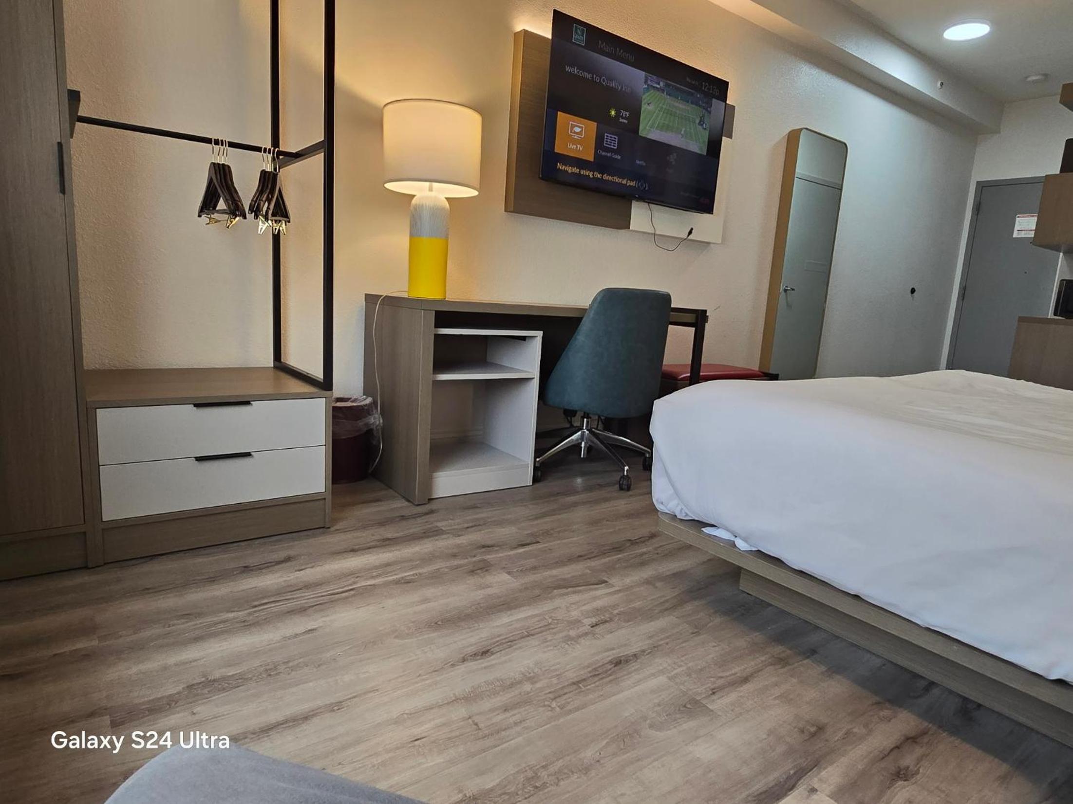 King Room - Accessible/Non-Smoking - Photo 2