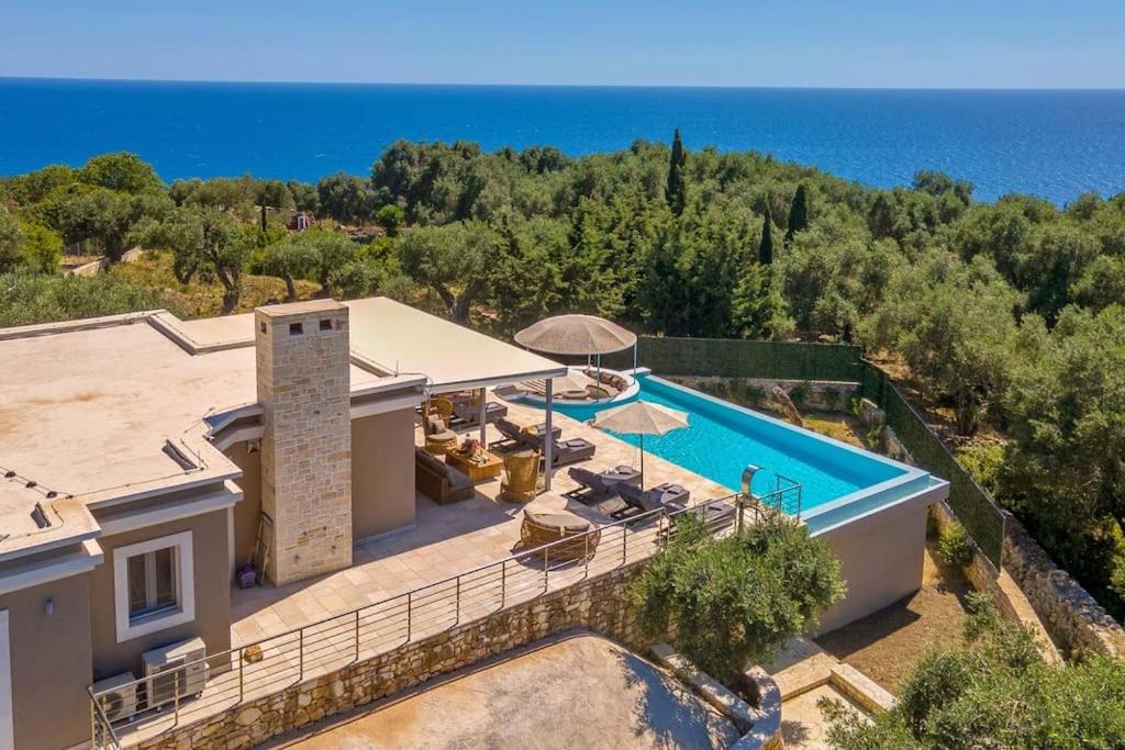 Deluxe Villa photo 2