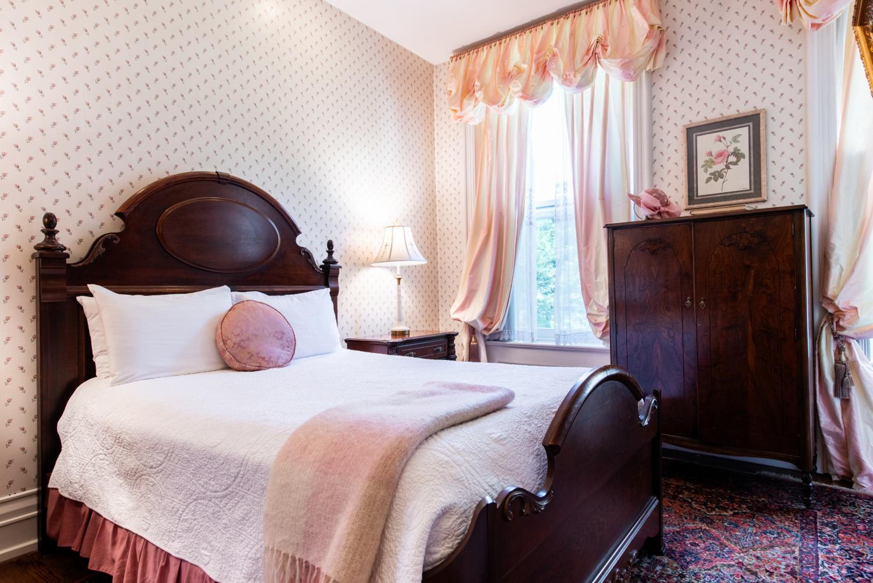 Deluxe Queen Suite