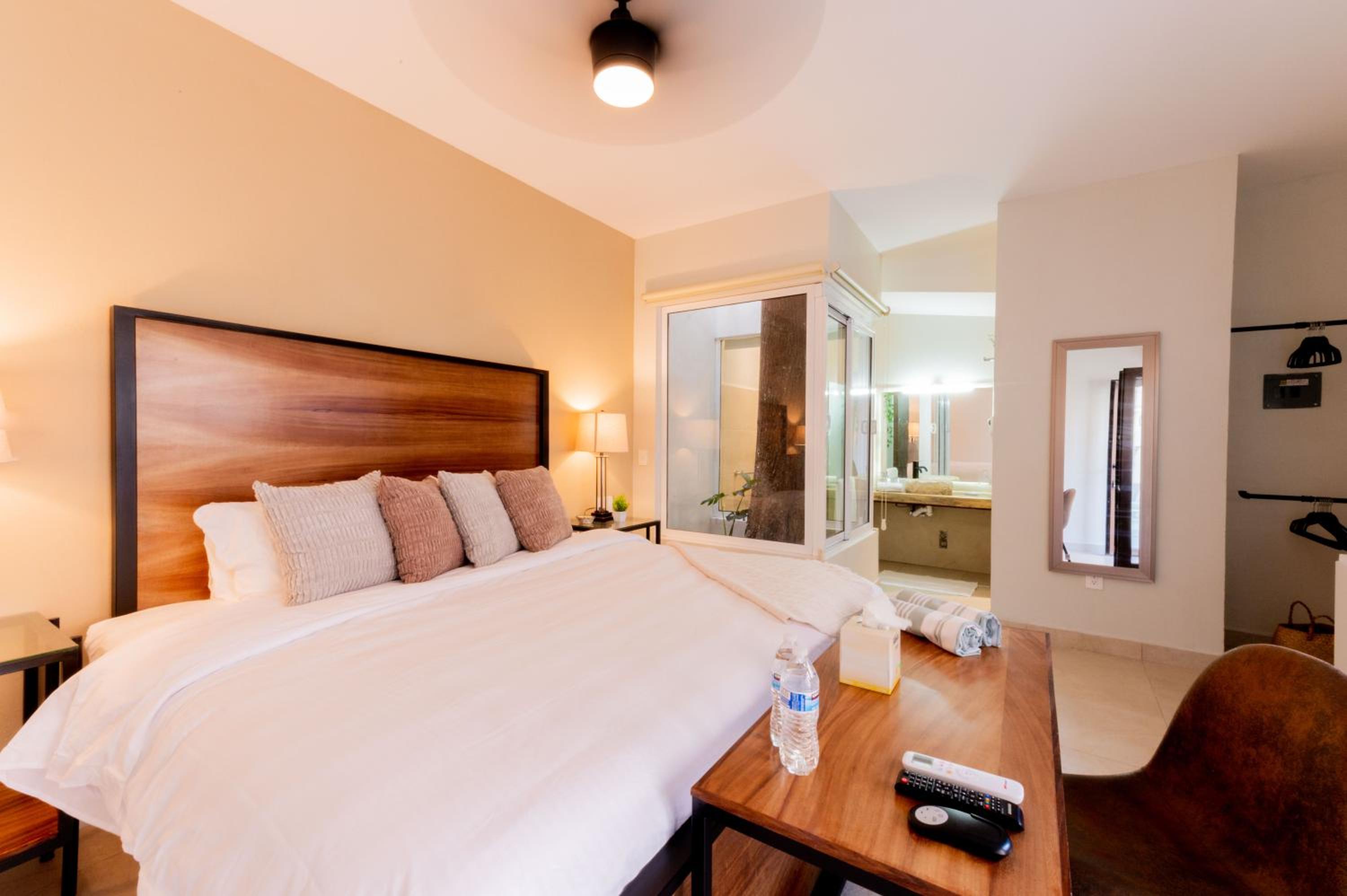 King Room with Pool View photo 2