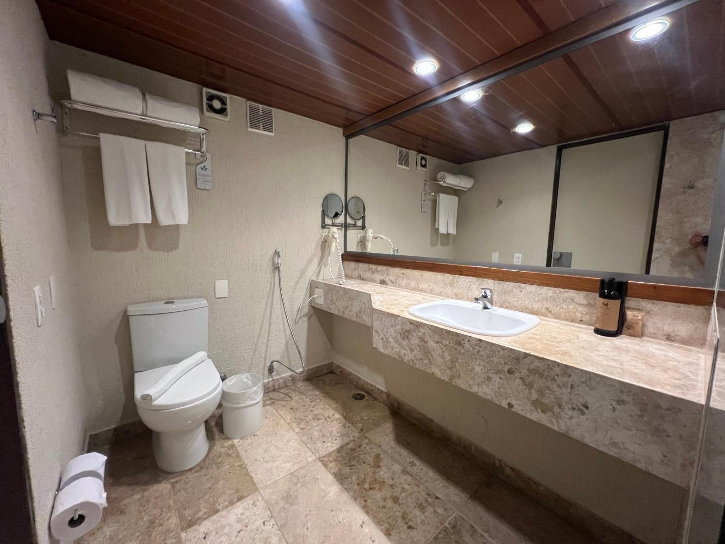Standard Twin Room thumbnail 5