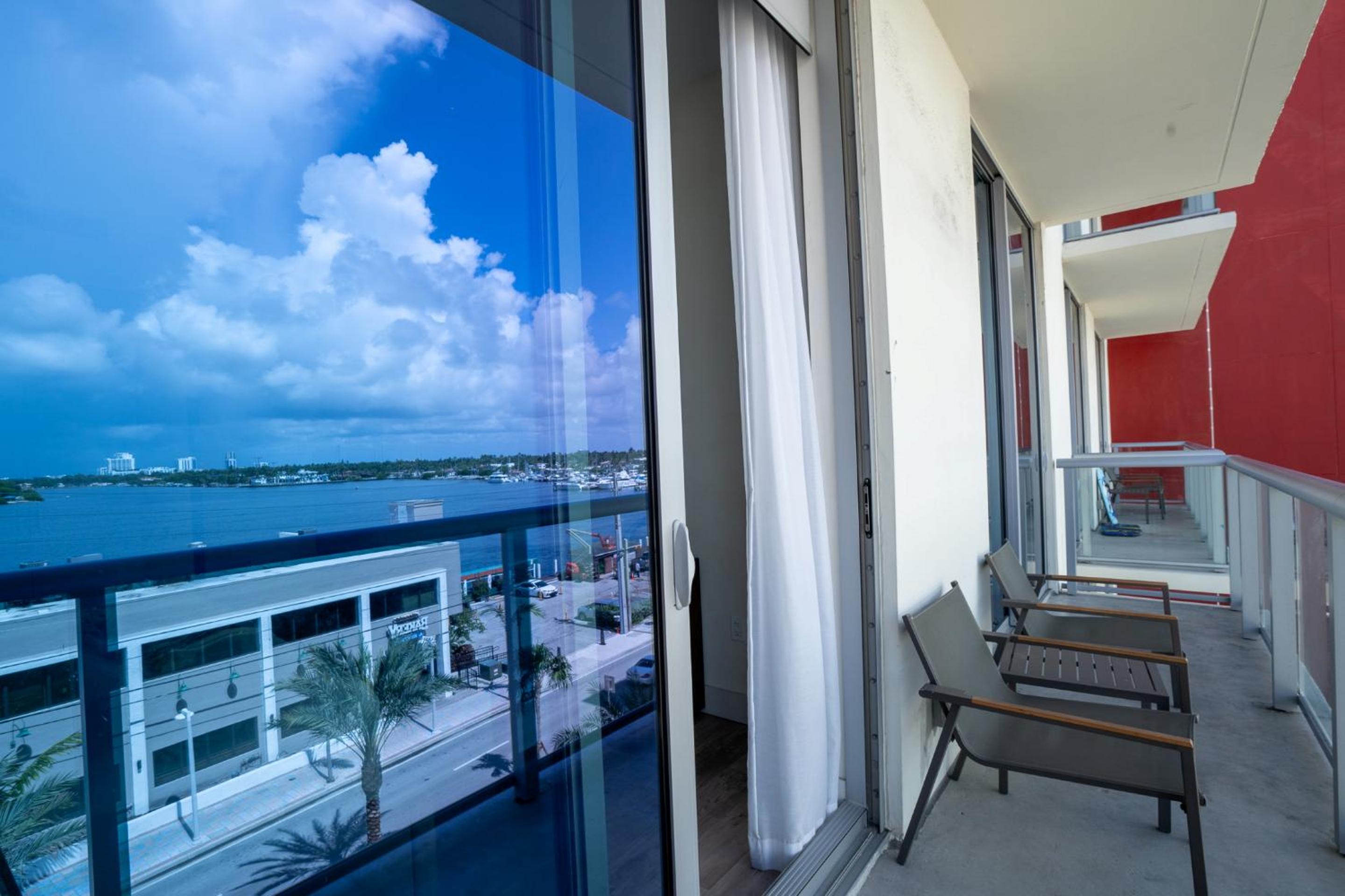 One-Bedroom Apartment with Bay View photo 2