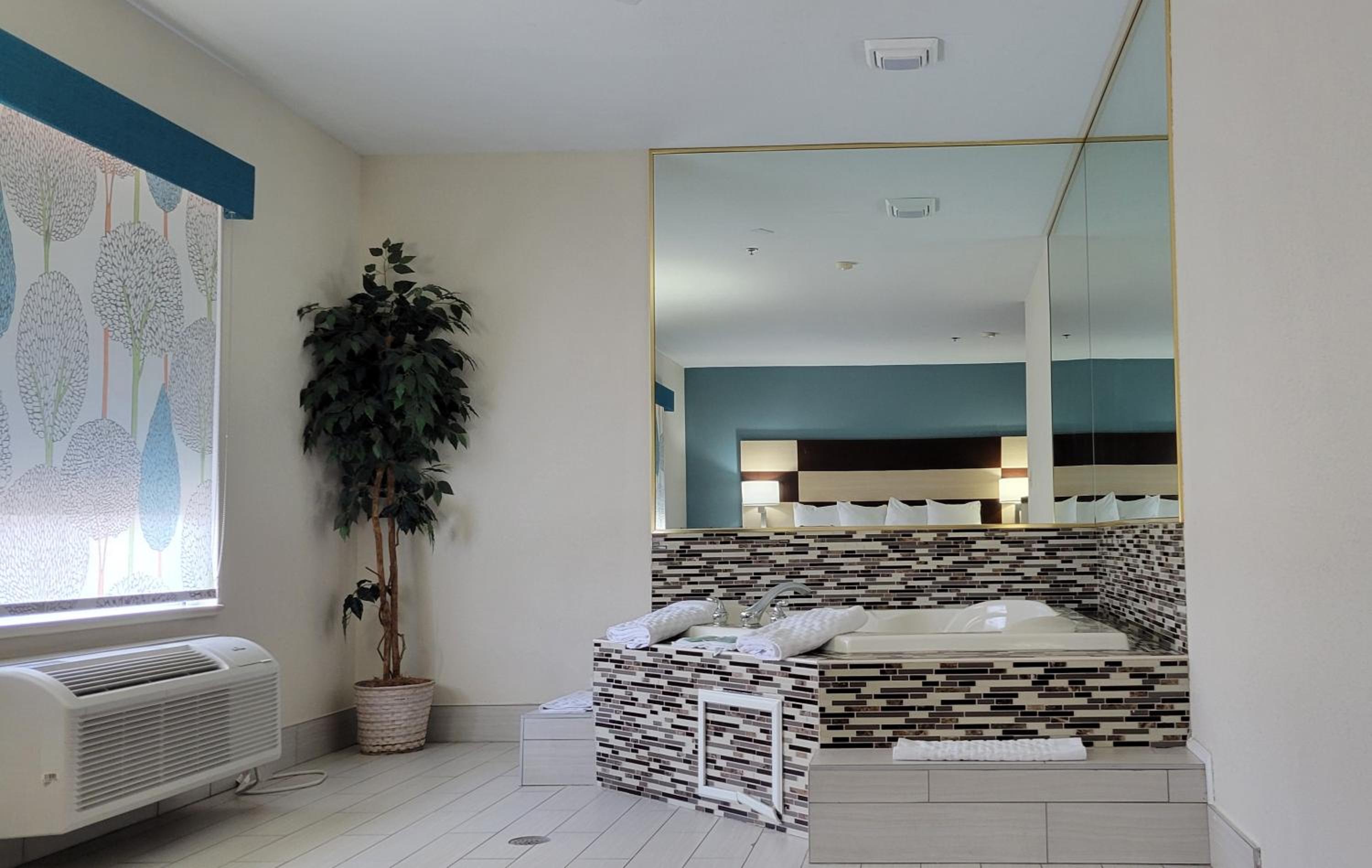 King Suite with Whirlpool - Non-Smoking - Photo 3