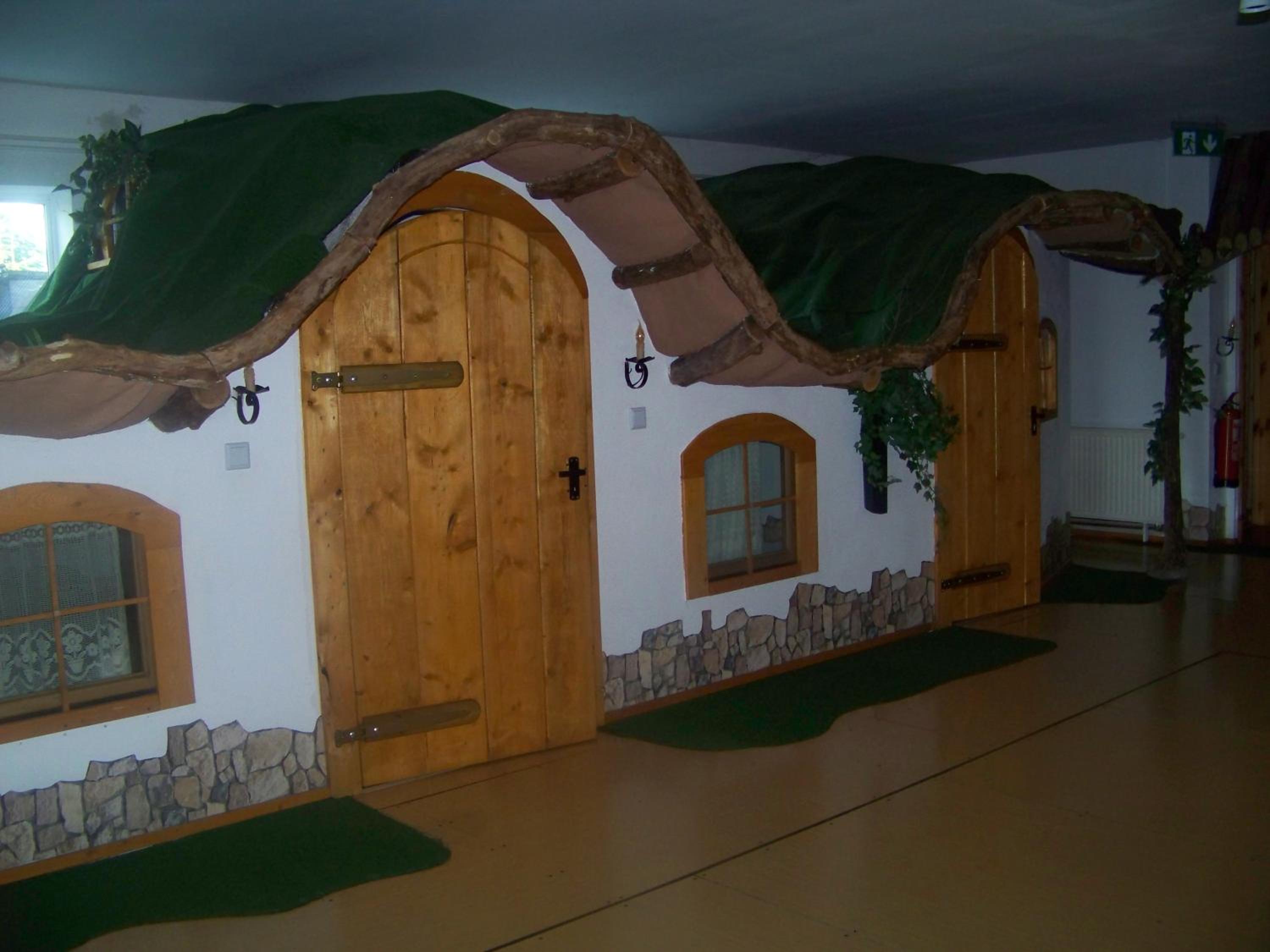Five-Bedroom House photo 1