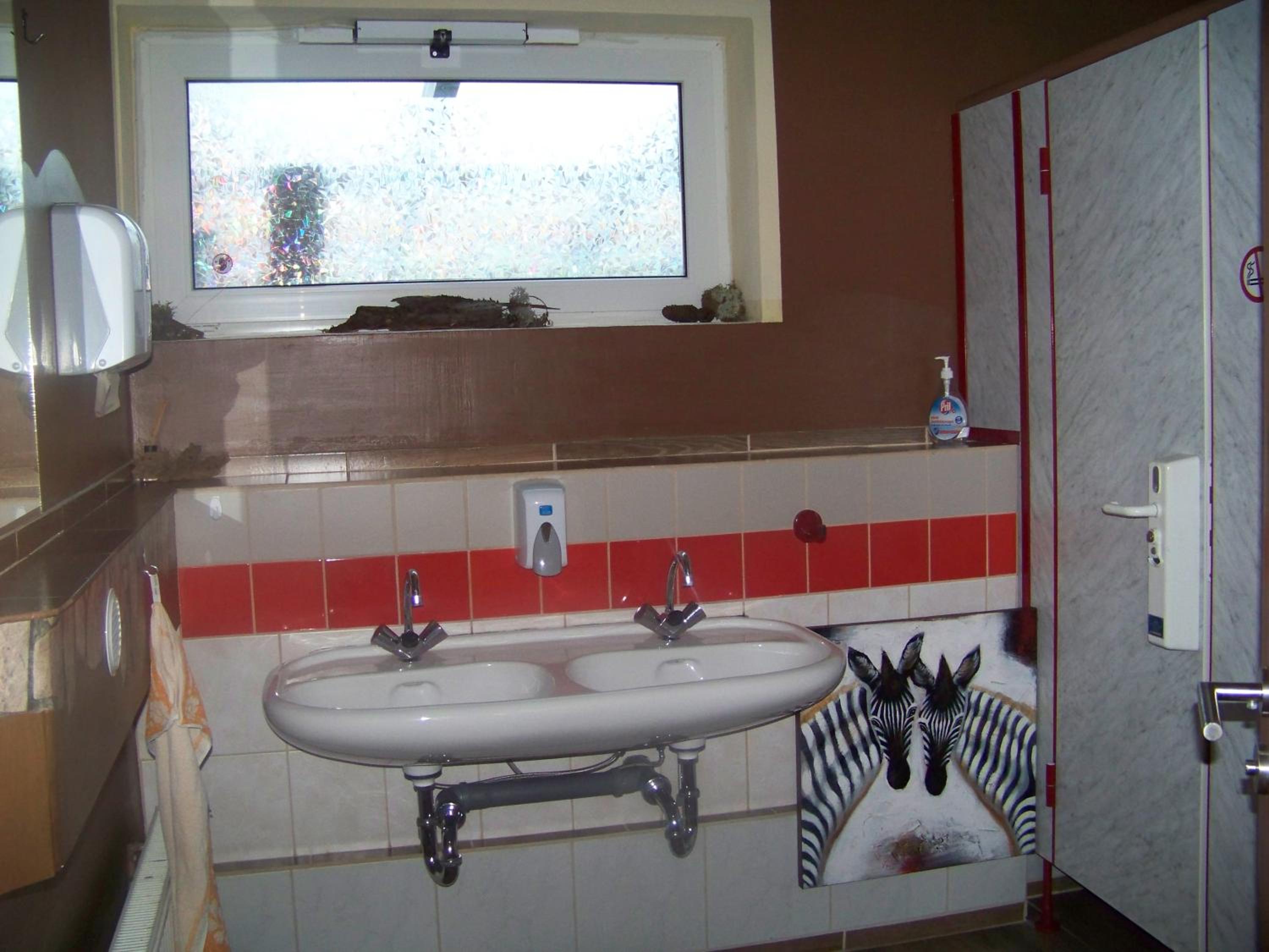 Five-Bedroom House photo 3