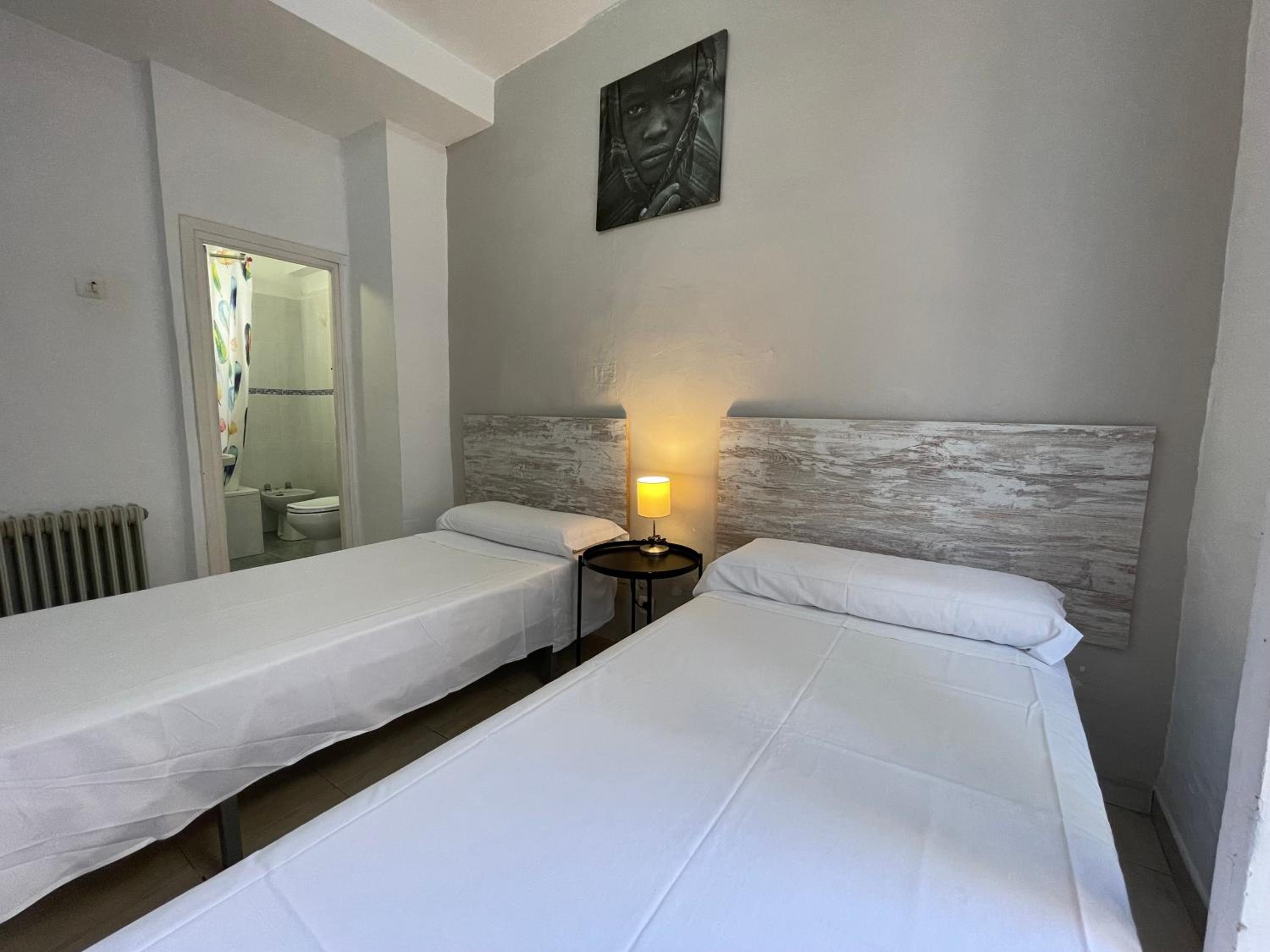 Double Room with Private Bathroom - Photo 6