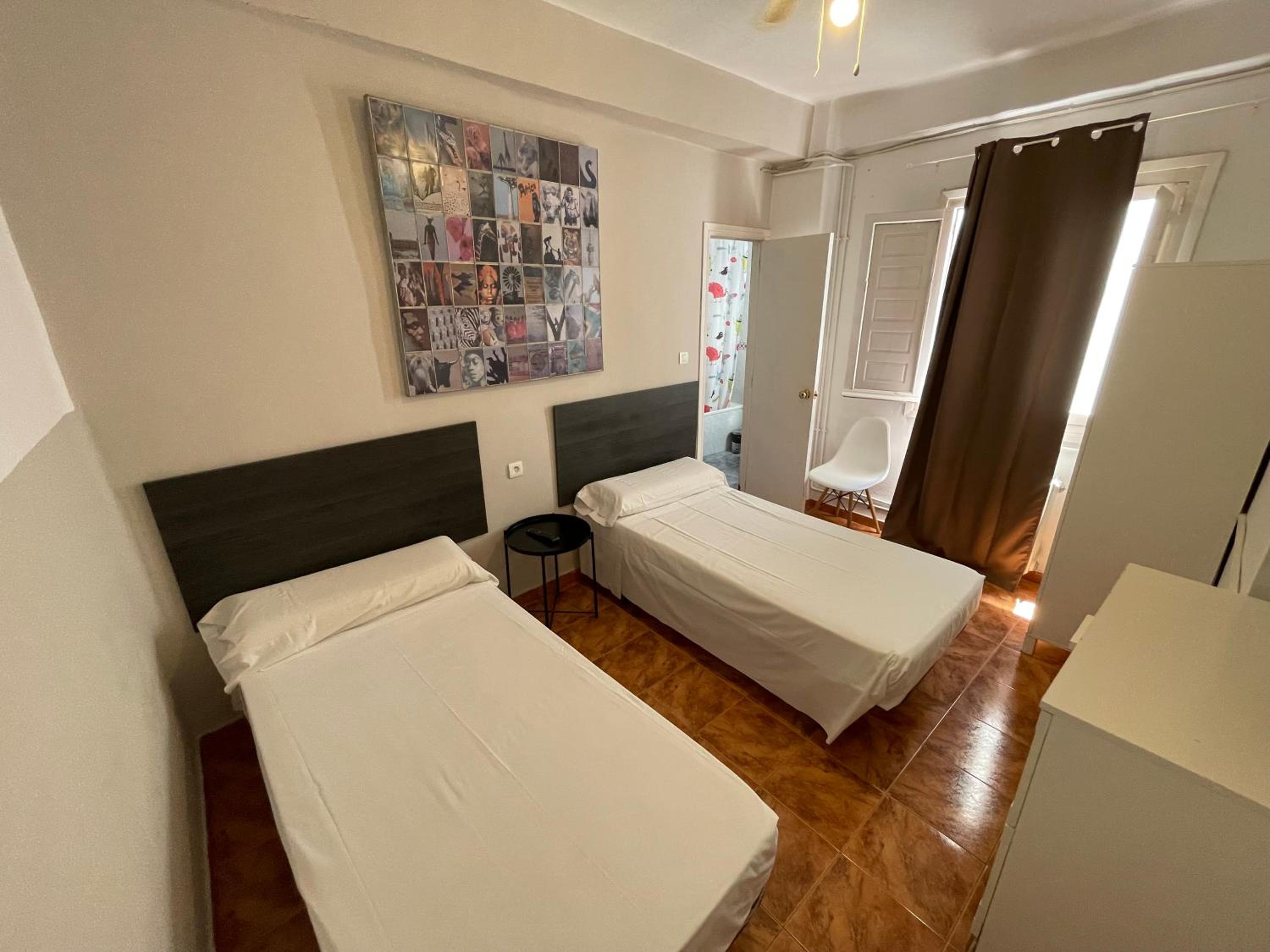 Double Room with Private Bathroom - Photo 8