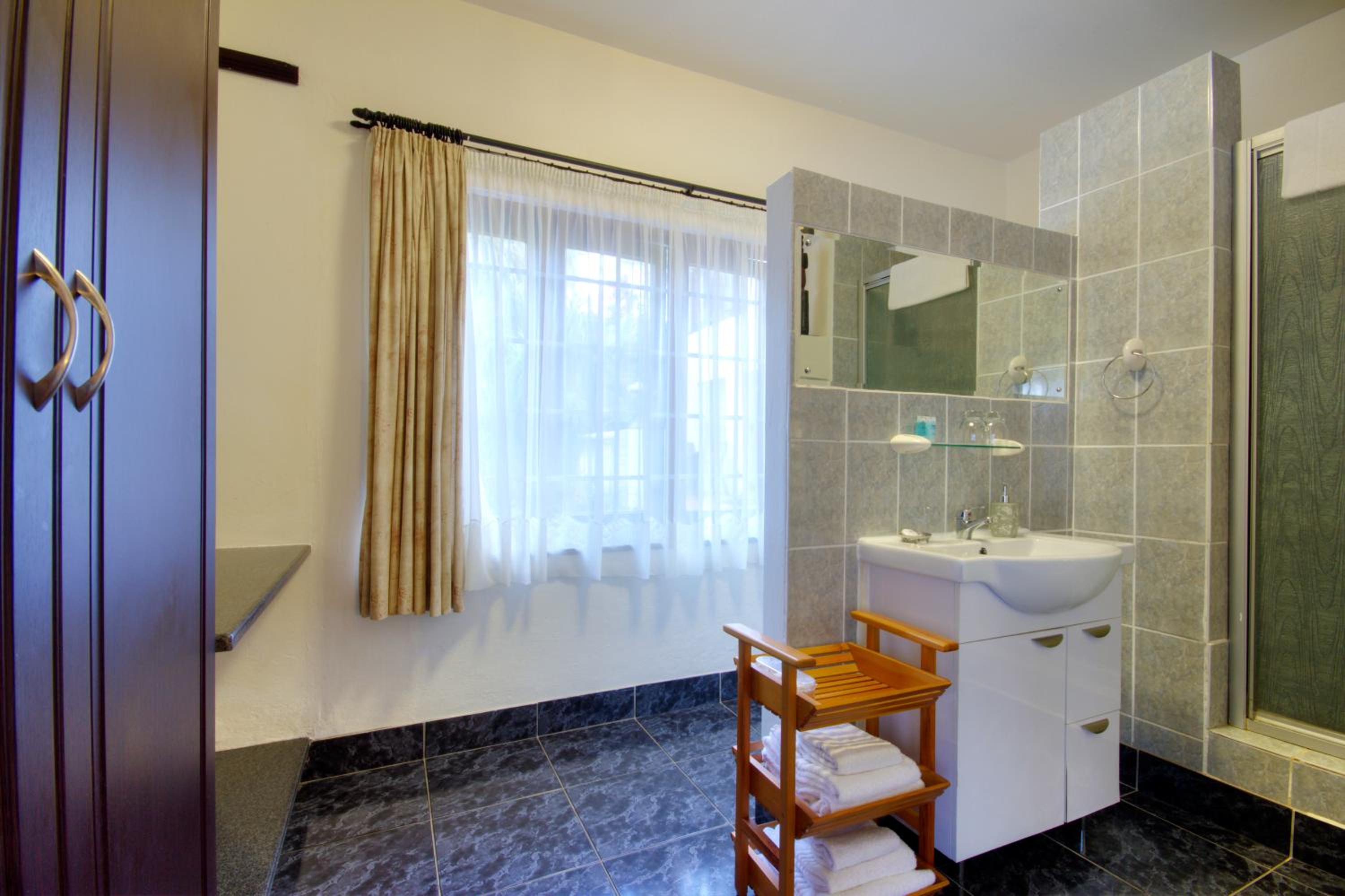 Deluxe Family Room (2 Adults + 3 Children) - Photo 6