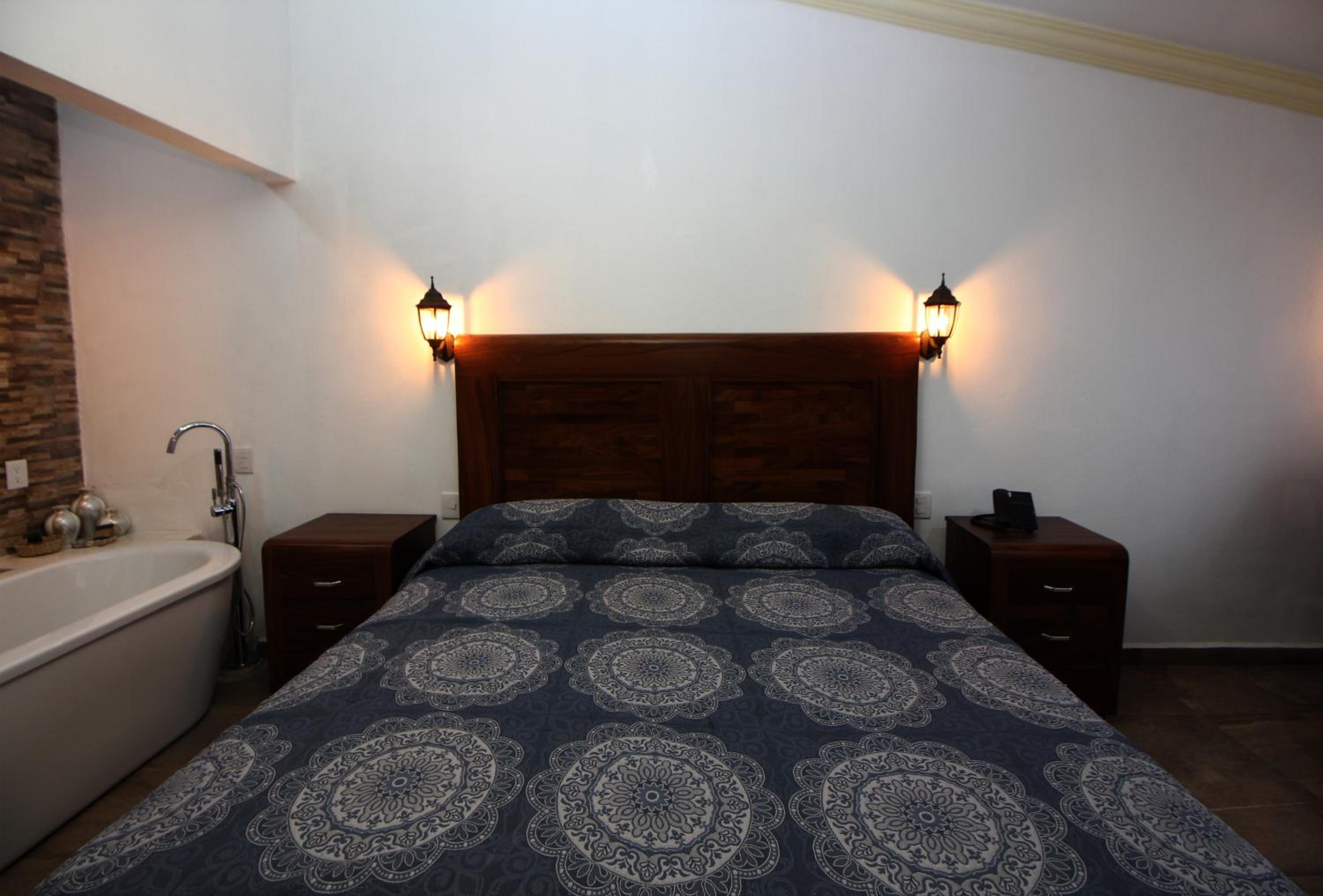 Queen Suite with Spa Bath photo 1