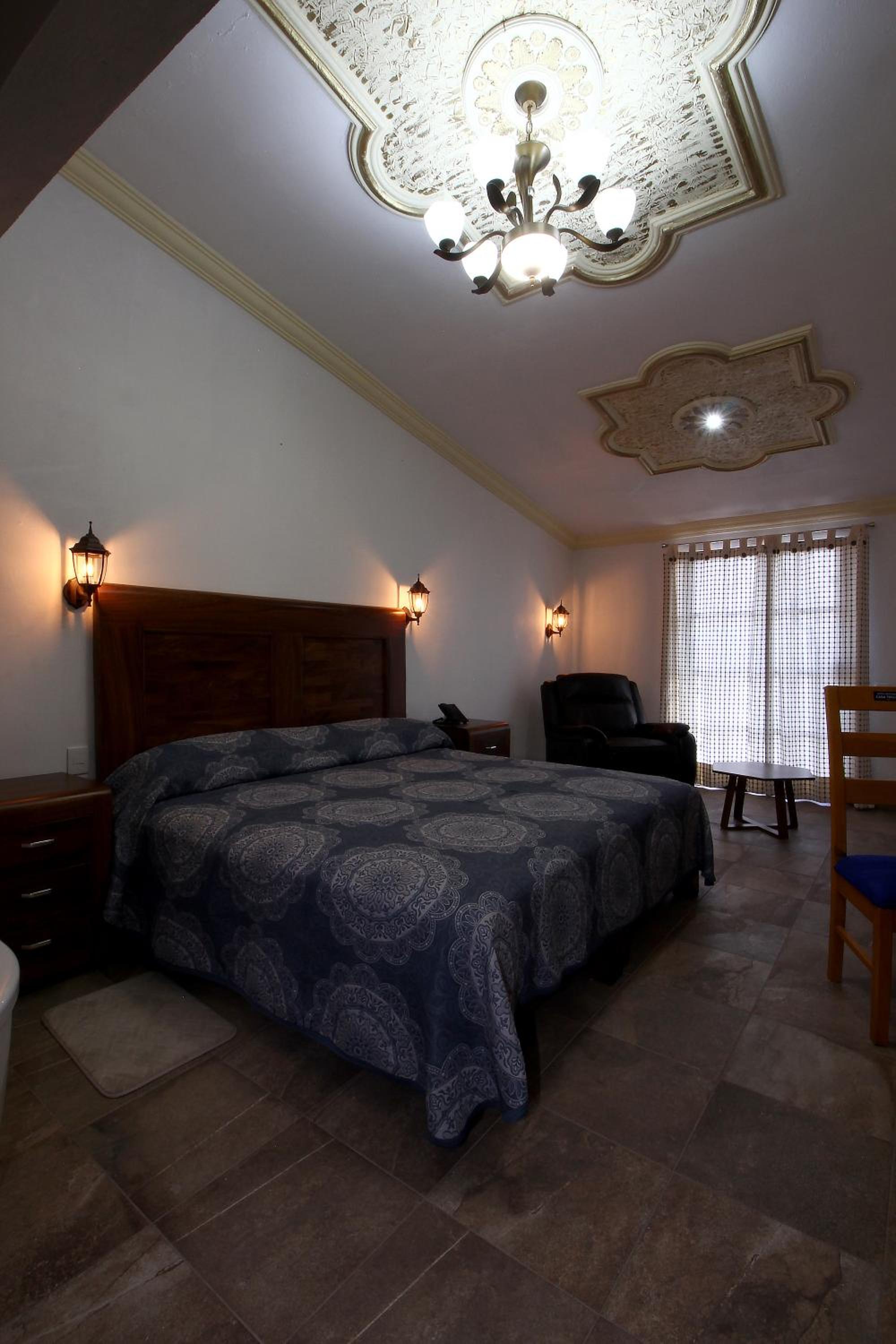 Queen Suite with Spa Bath photo 3