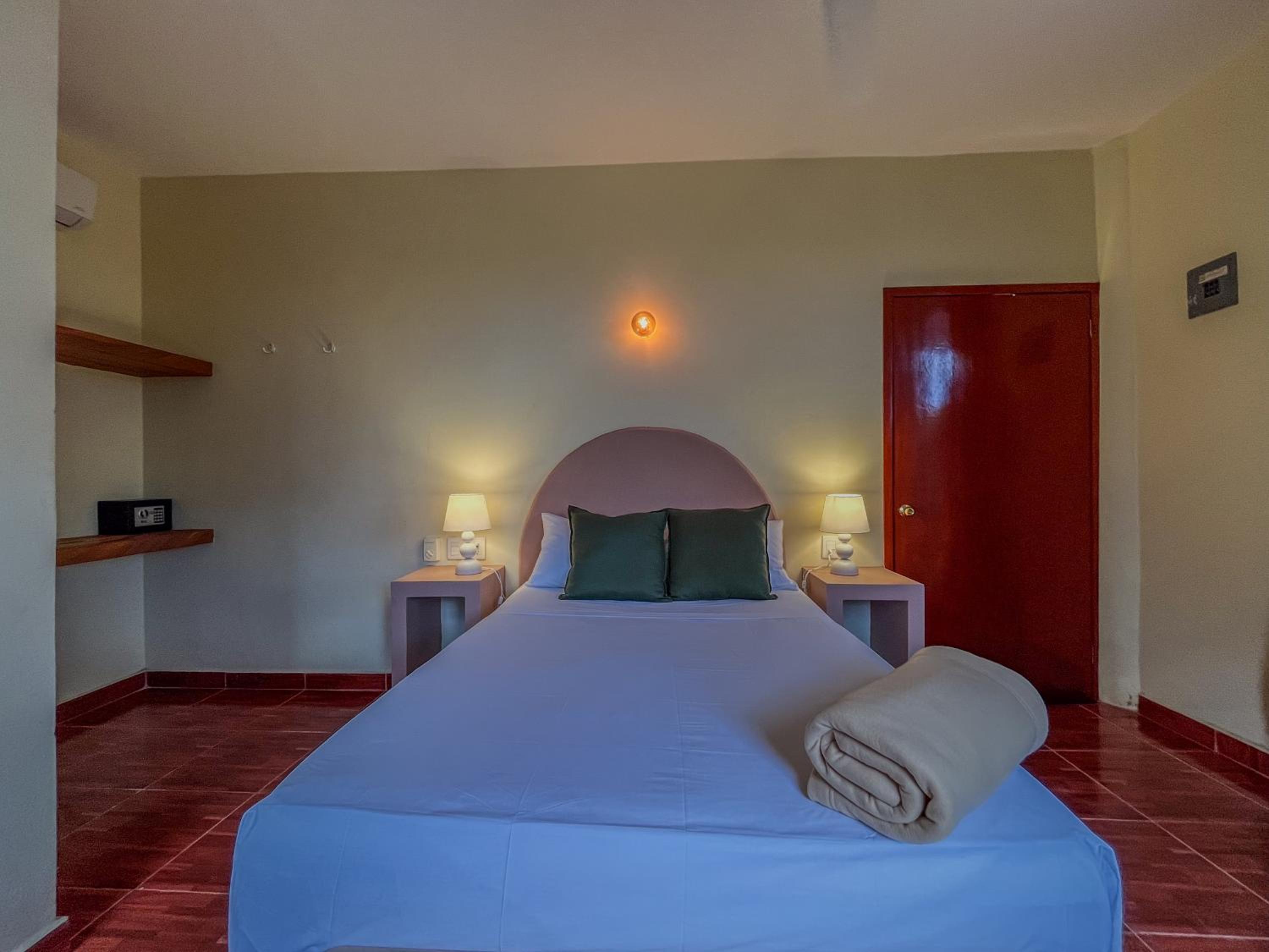 Deluxe Double Room with Balcony photo 2
