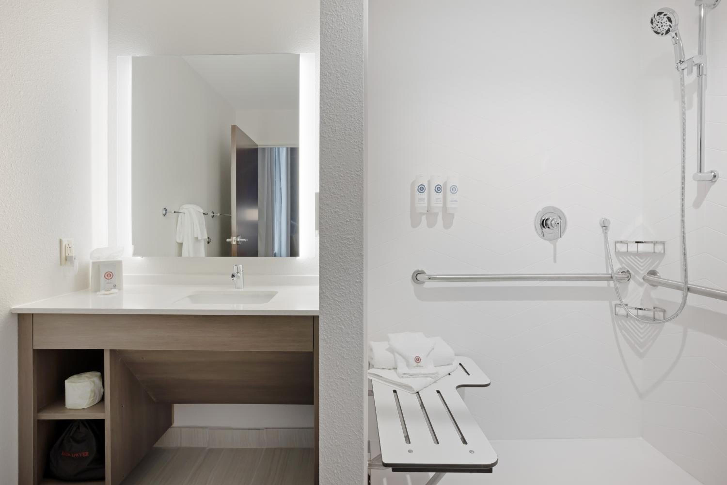 King Room - Disability Access/Non Smoking/Interior Hall - Photo 4