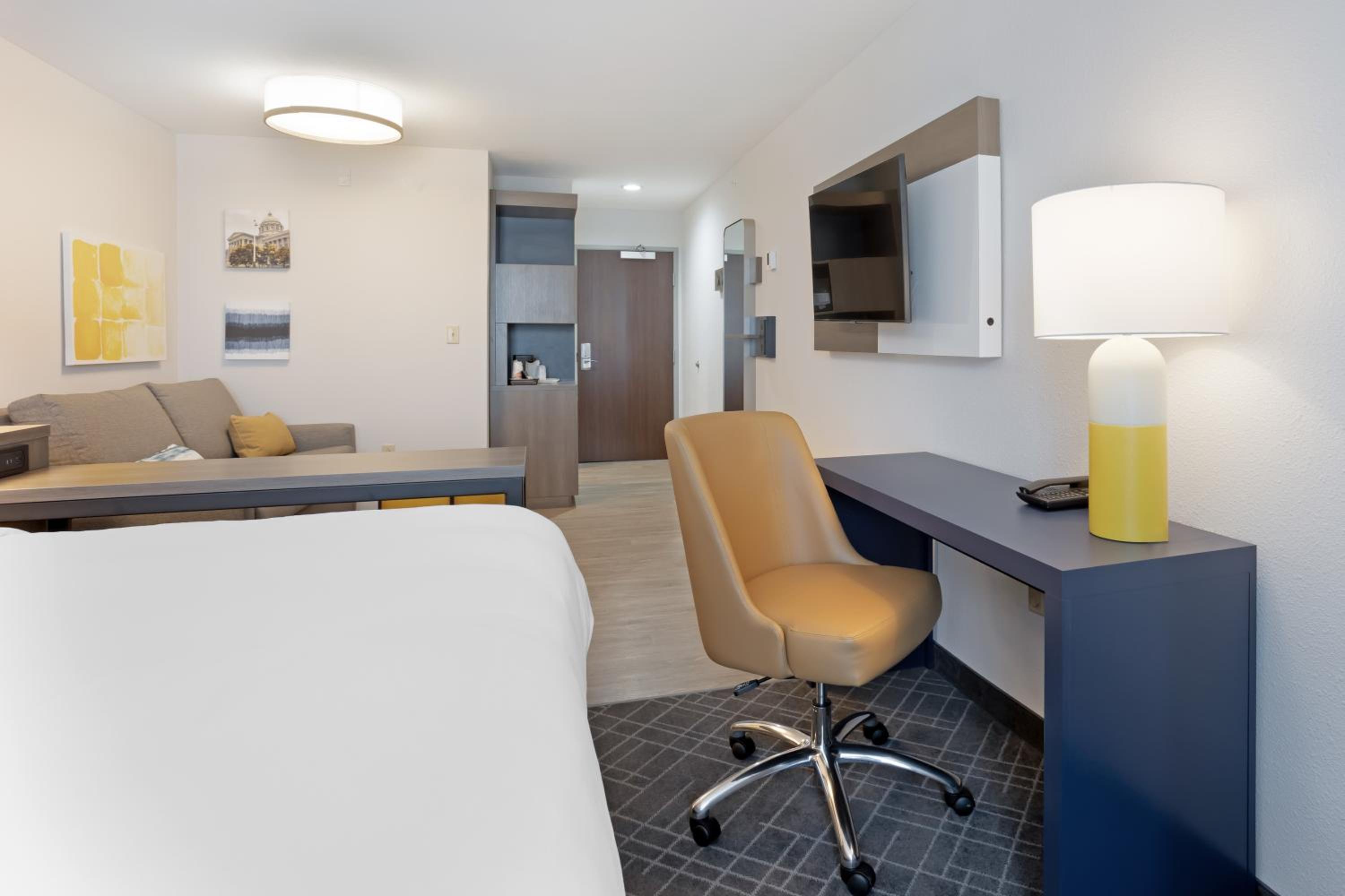 King Suite - Non Smoking/Interior Hall - Photo 1
