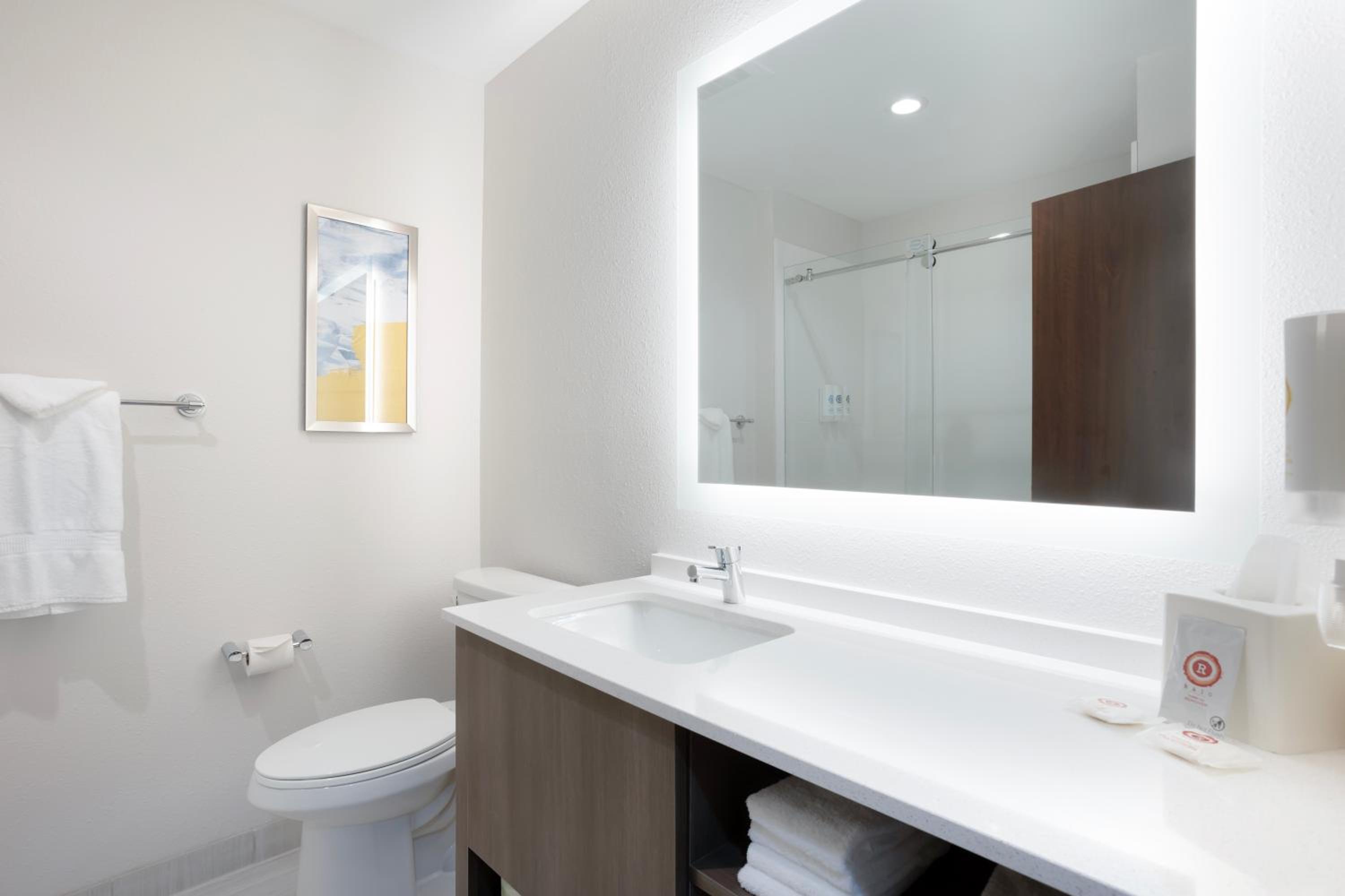 King Suite - Non Smoking/Interior Hall - Photo 5
