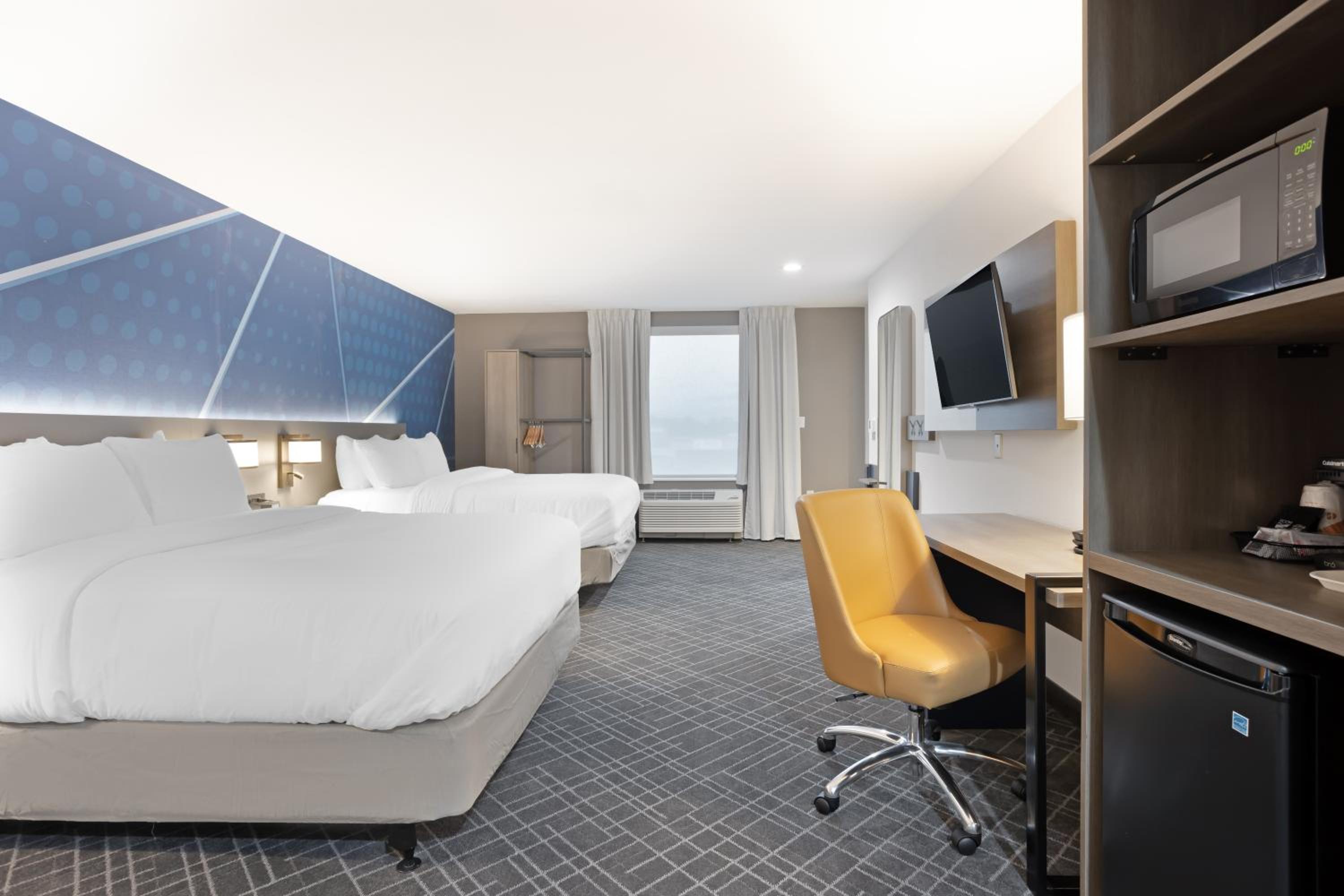 Quadruple Room with Two Queen Beds - Disability Access/Non Smoking/Interior Hall - Photo 2