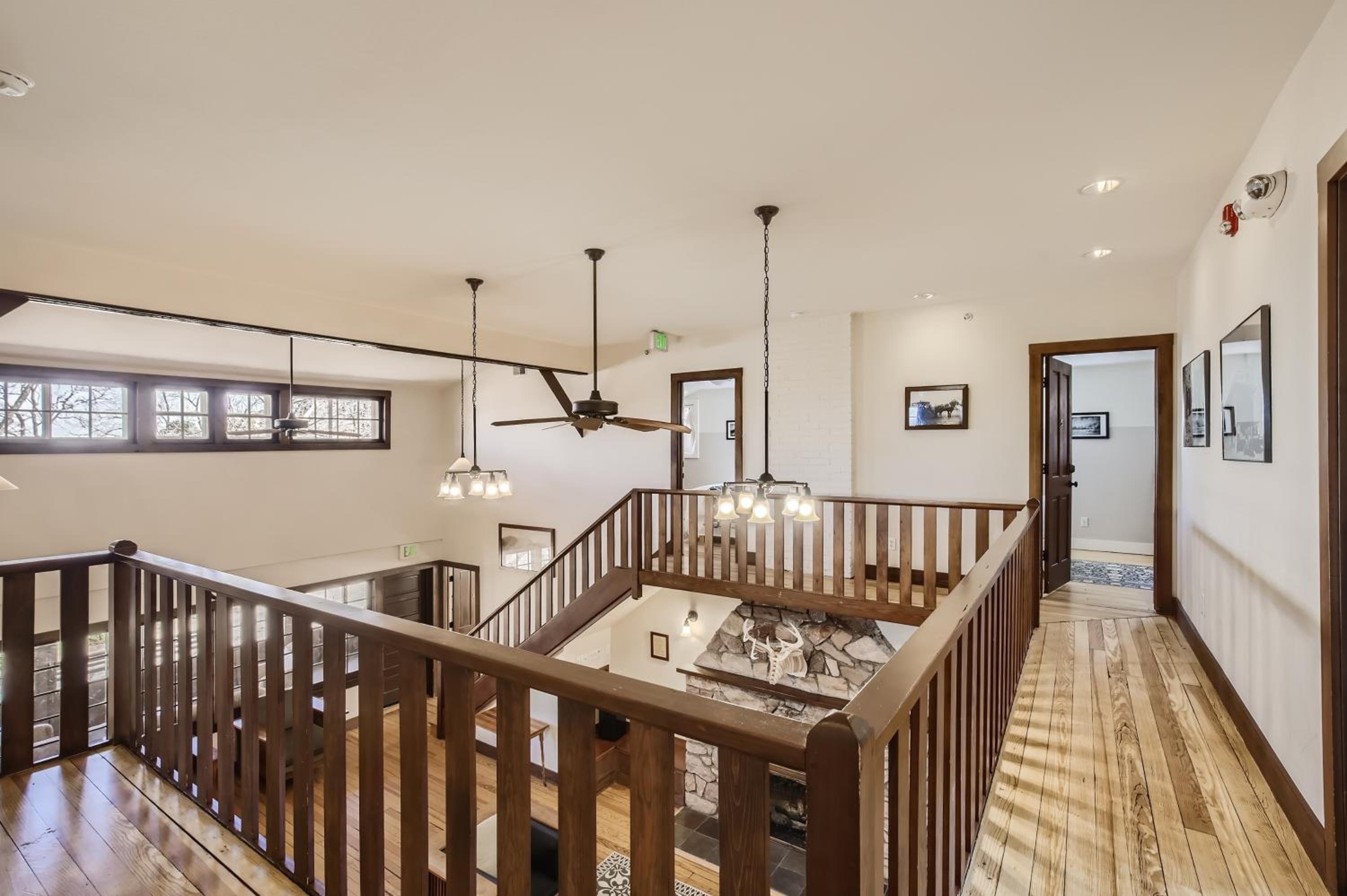 Eight-Bedroom House photo 3
