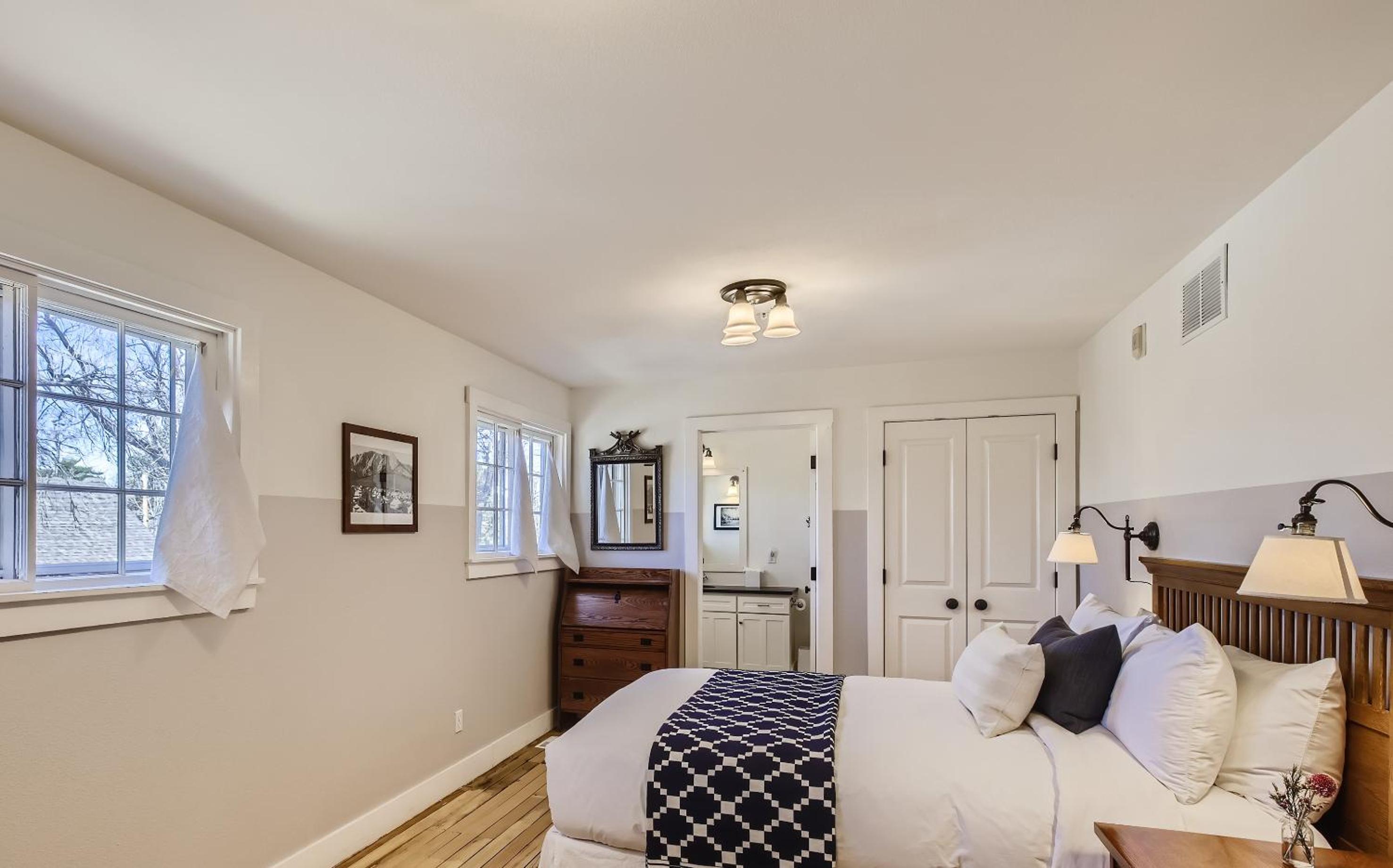 Eight-Bedroom House photo 2