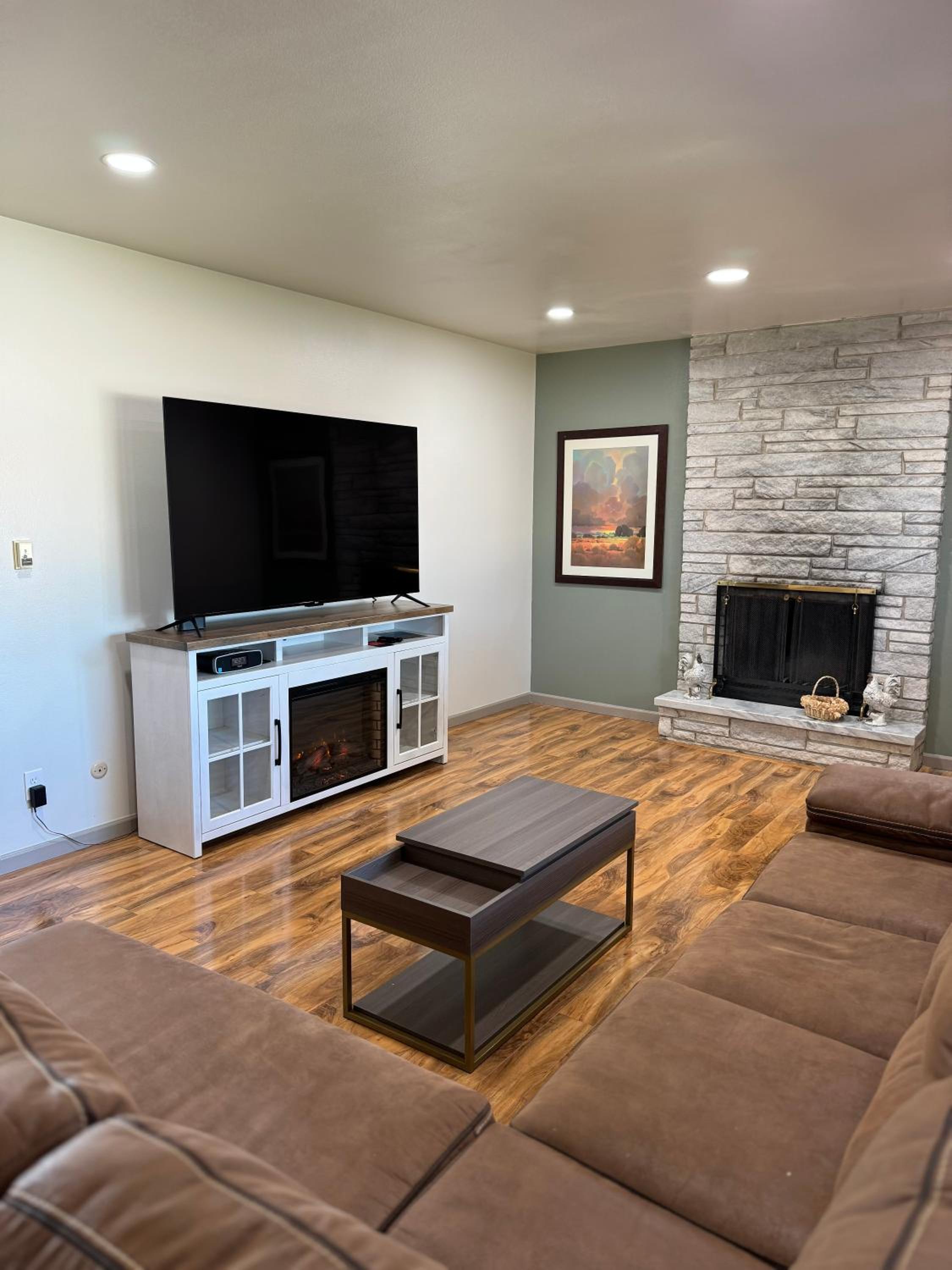 Five-Bedroom House photo 1