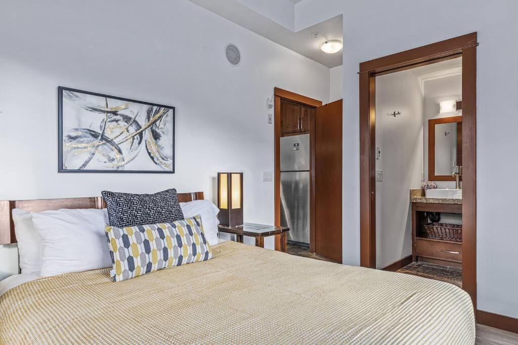 Two-Bedroom Apartment with Mountain View photo 2