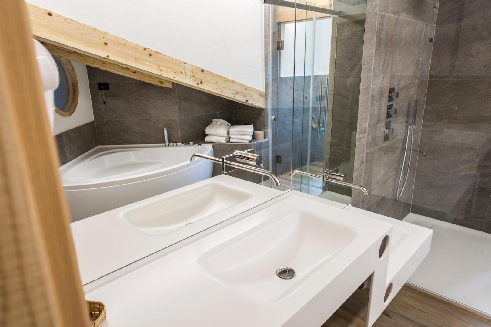 Suite with Hot Tub - Photo 3