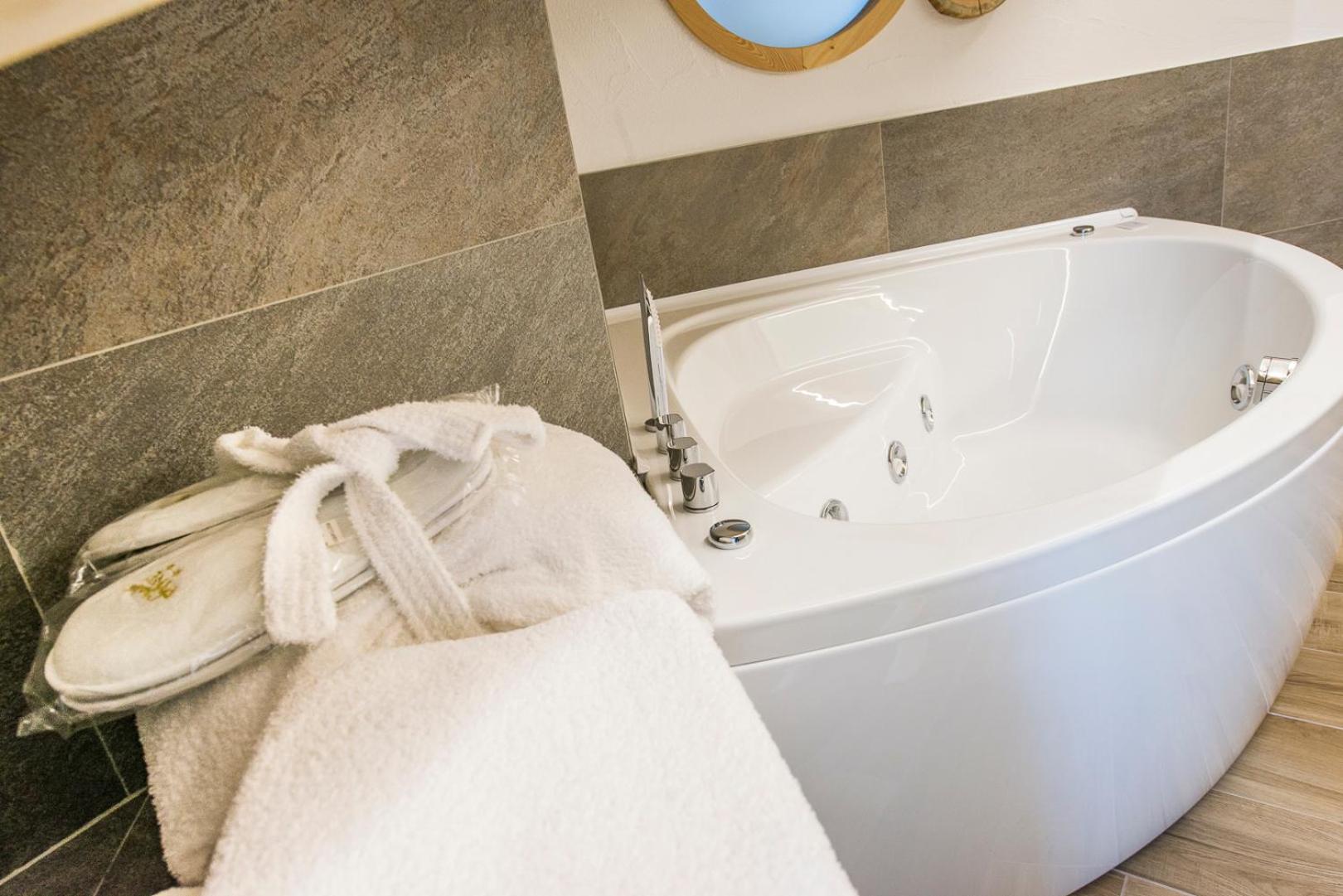 Suite with Hot Tub - Photo 5