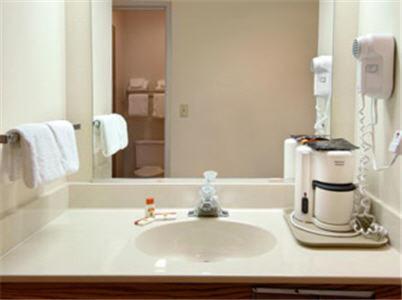 Queen Room with Two Queen Beds - Non-Smoking - Photo 2