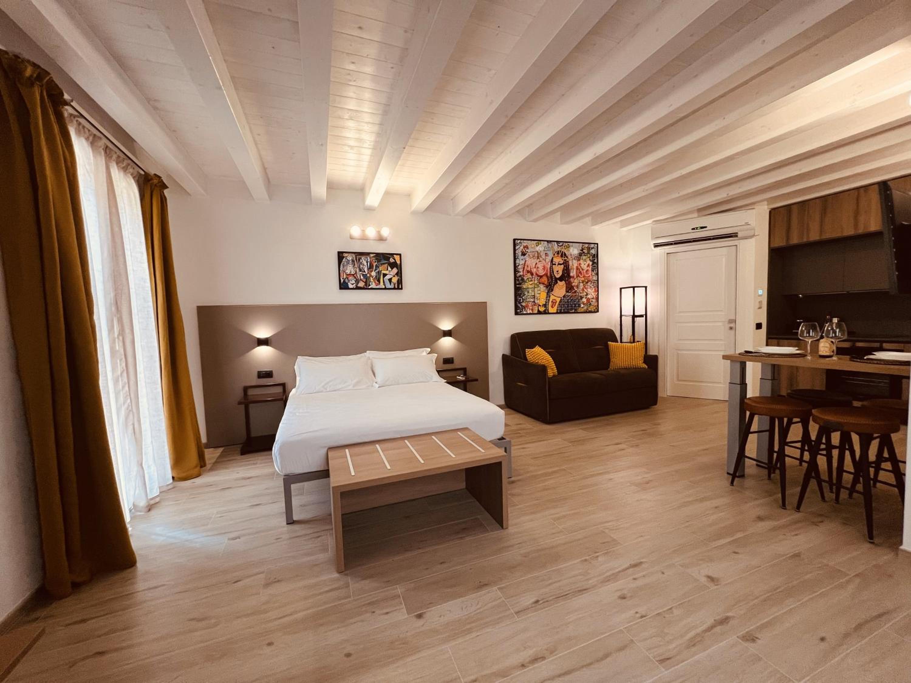 Deluxe Suite with Spa Bath