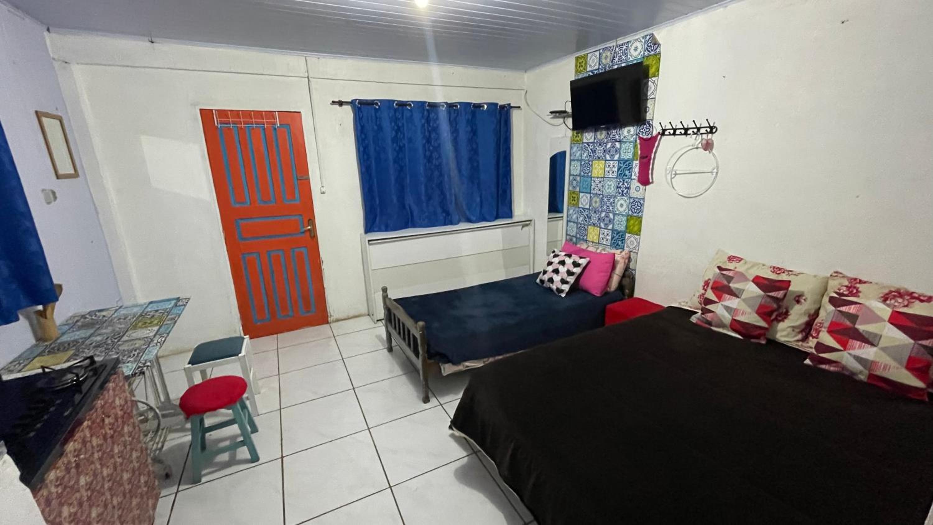 One-Bedroom Apartment photo 1