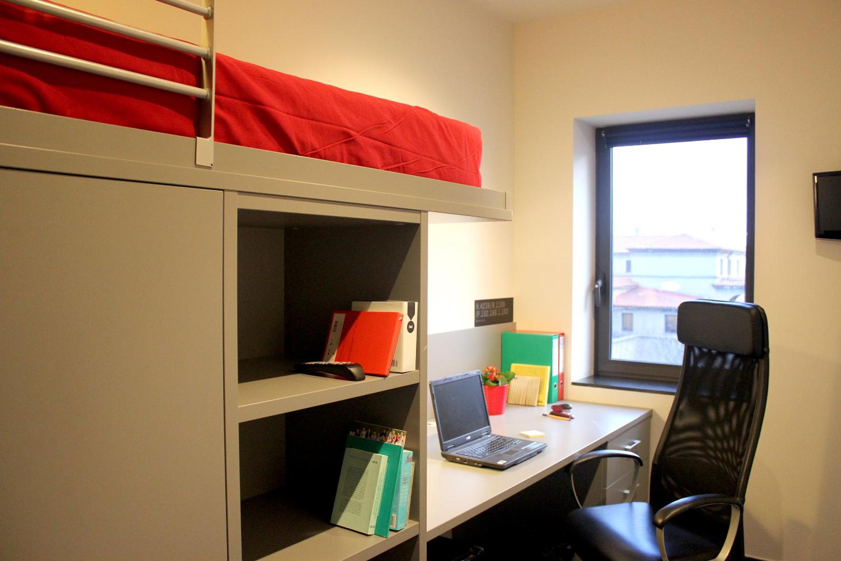 Habitación individual con litera.
