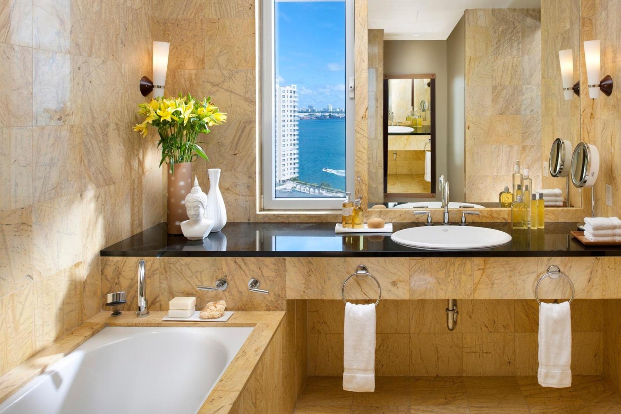 Superior Island View King Room photo 2