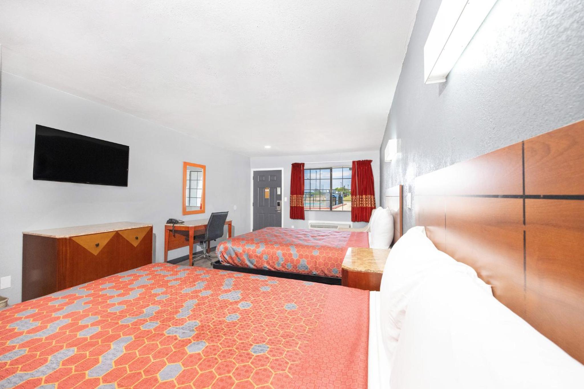 Queen Room with Two Queen Beds Non-Smoking - Photo 5