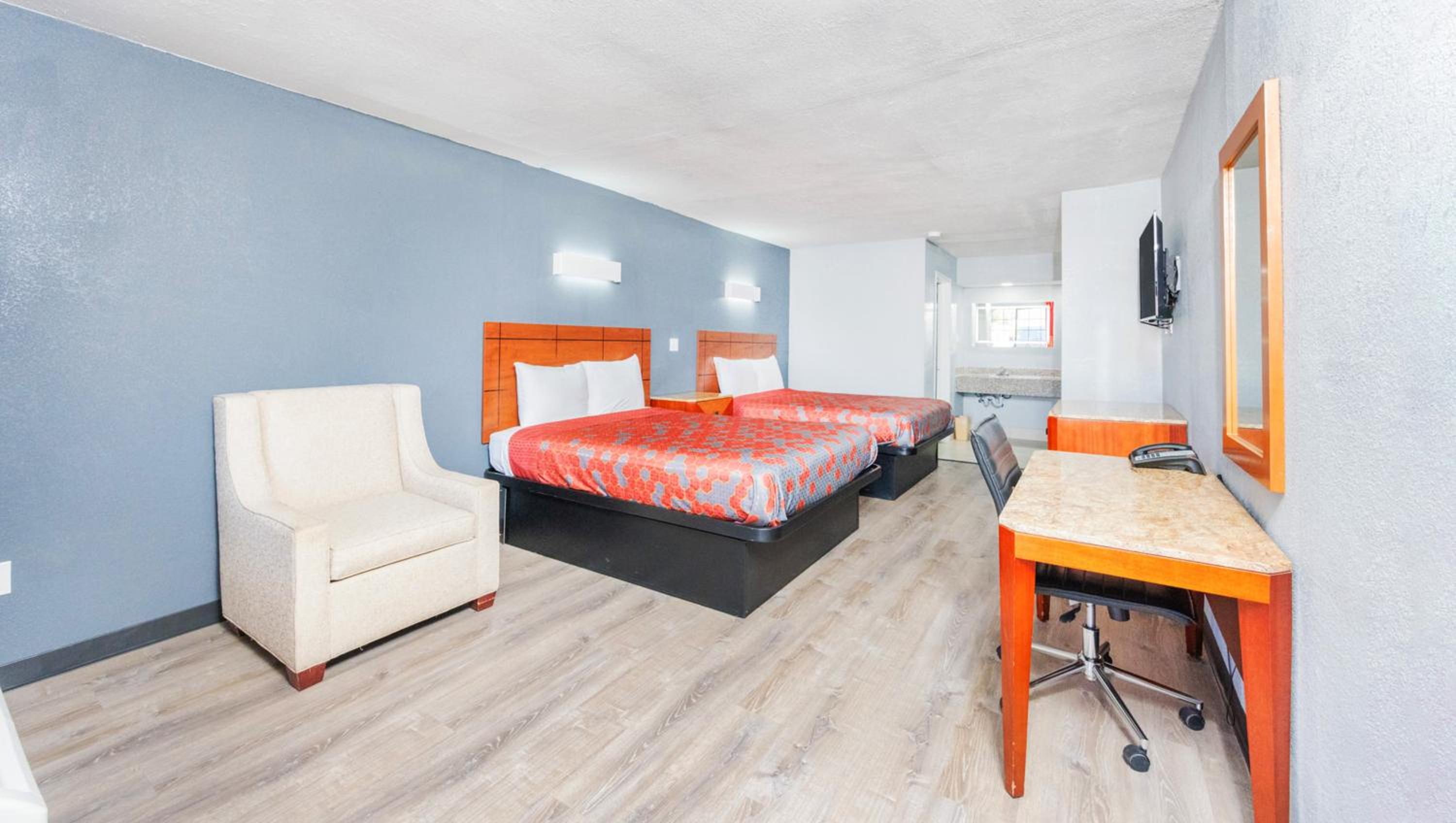 Queen Room with Two Queen Beds Non-Smoking - Photo 2
