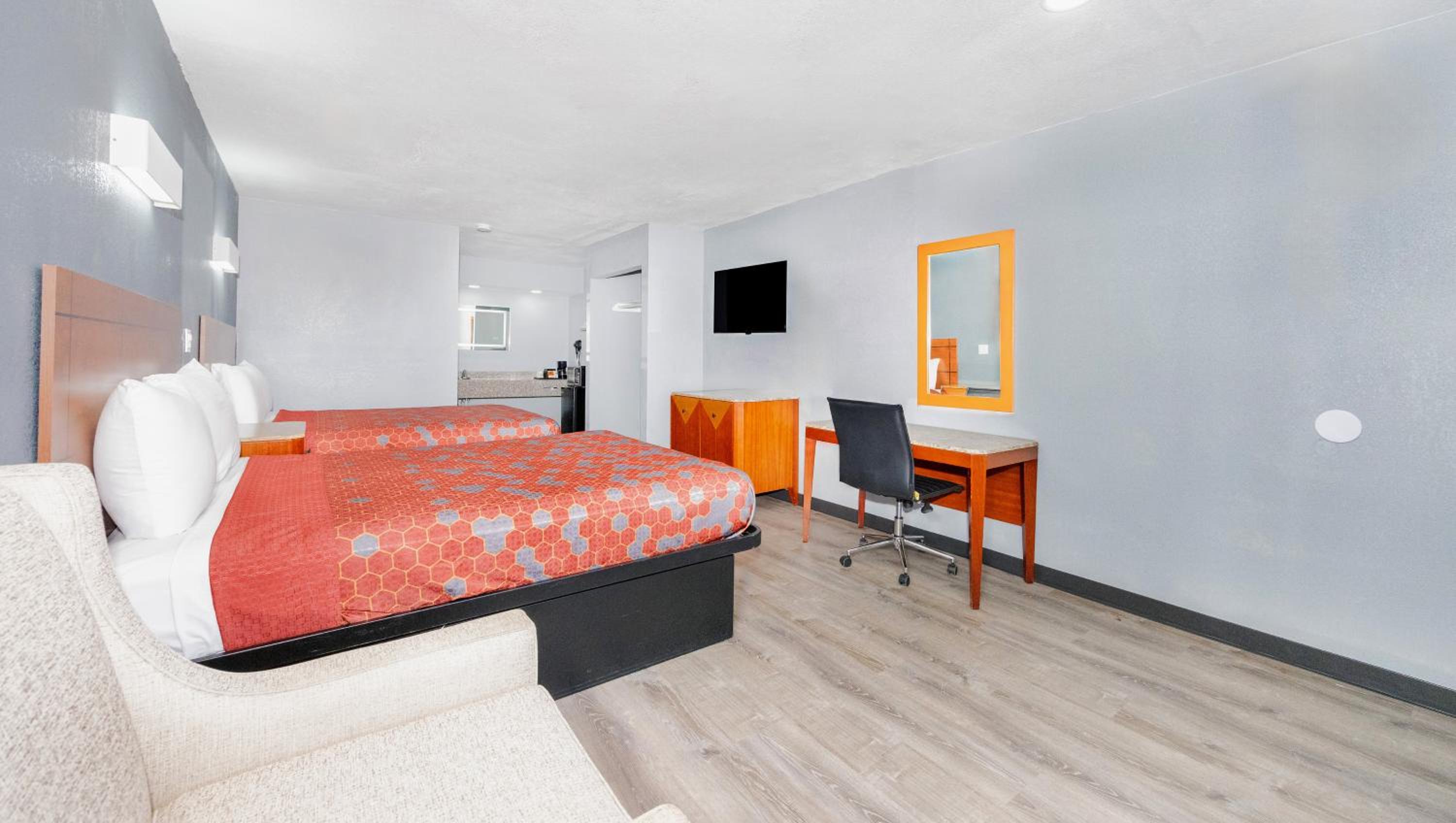 Queen Room with Two Queen Beds Non-Smoking - Photo 3