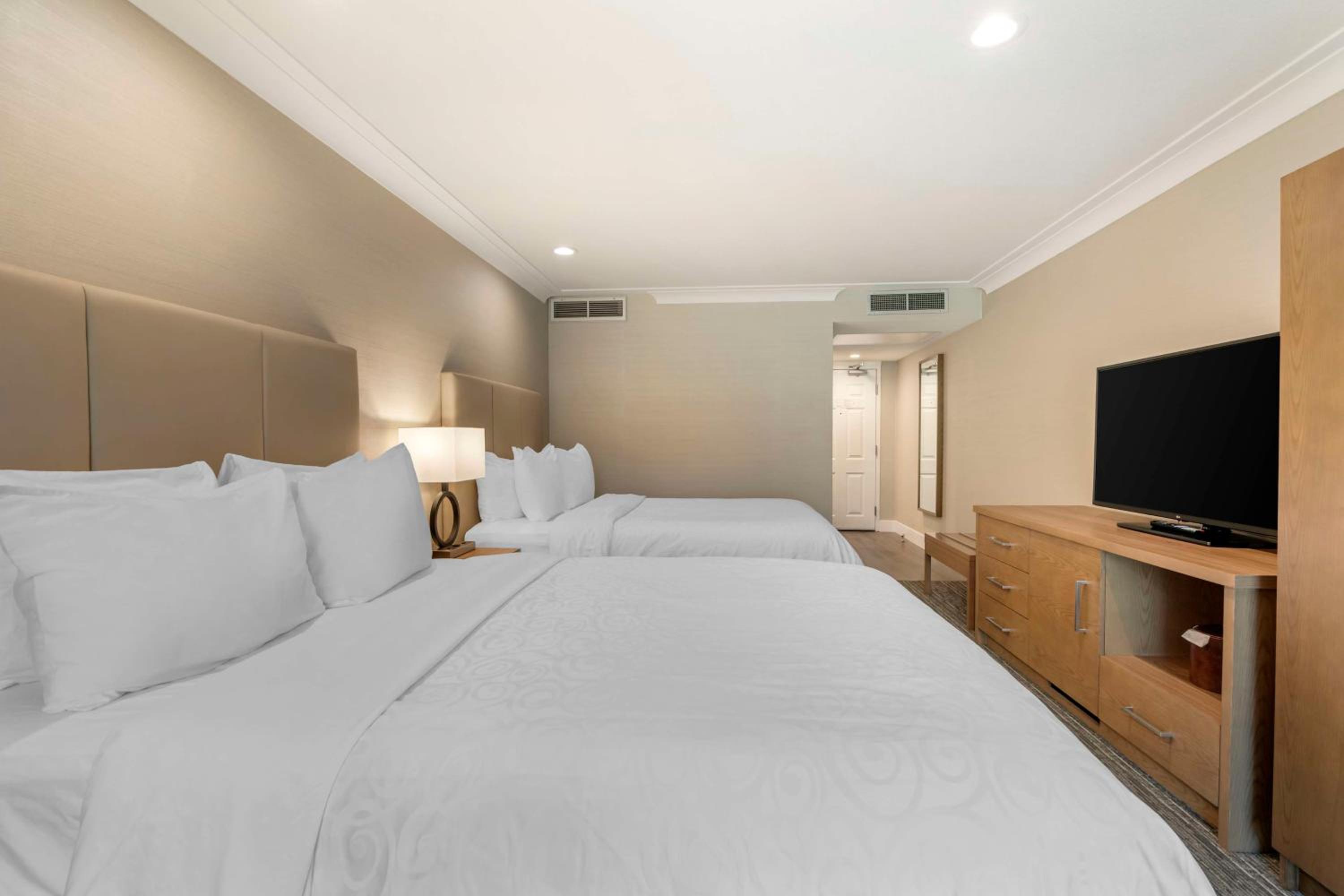 Queen Room with Two Queen Beds - Courtyard View - Photo 3