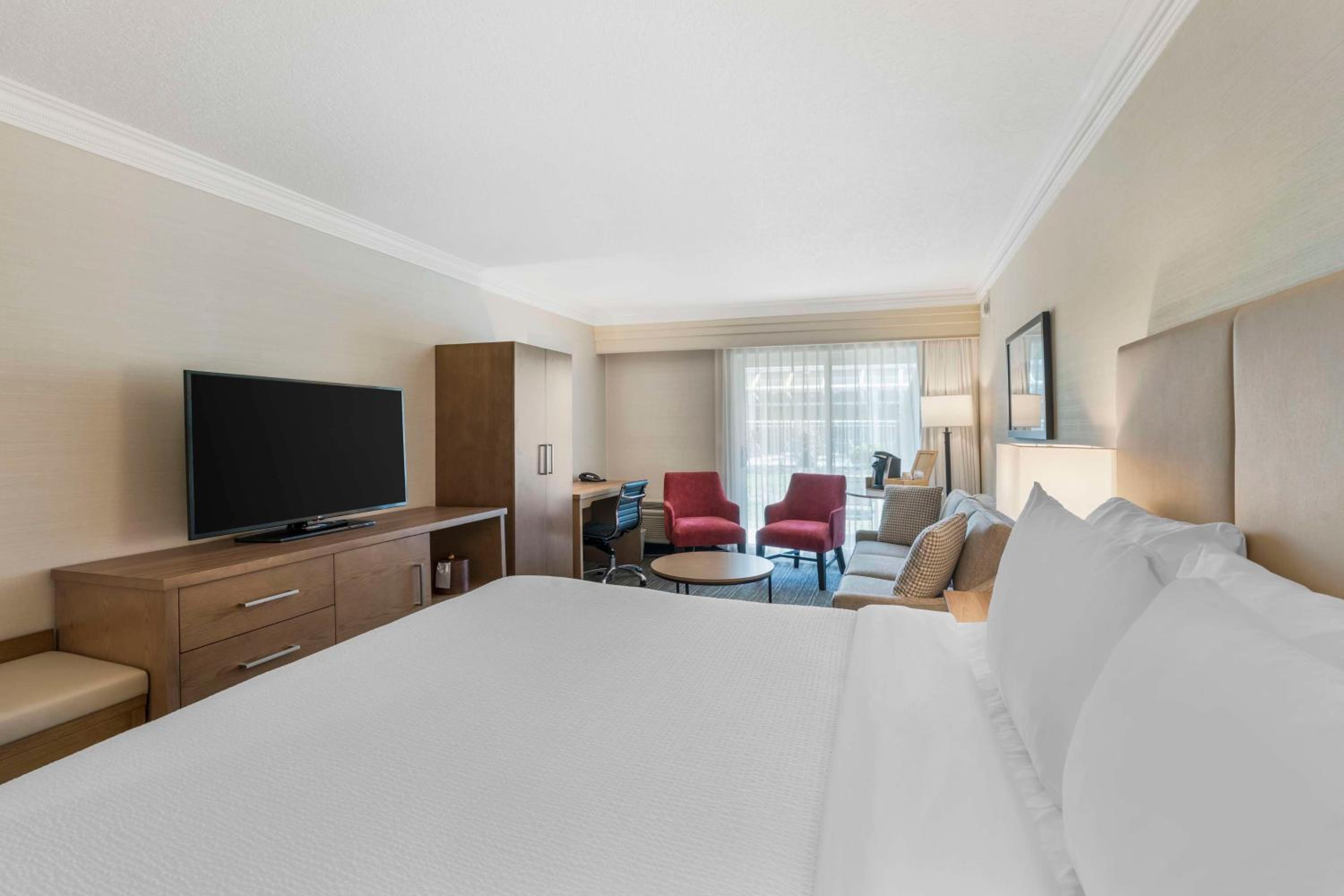 Queen Suite - Non-Smoking - Photo 8
