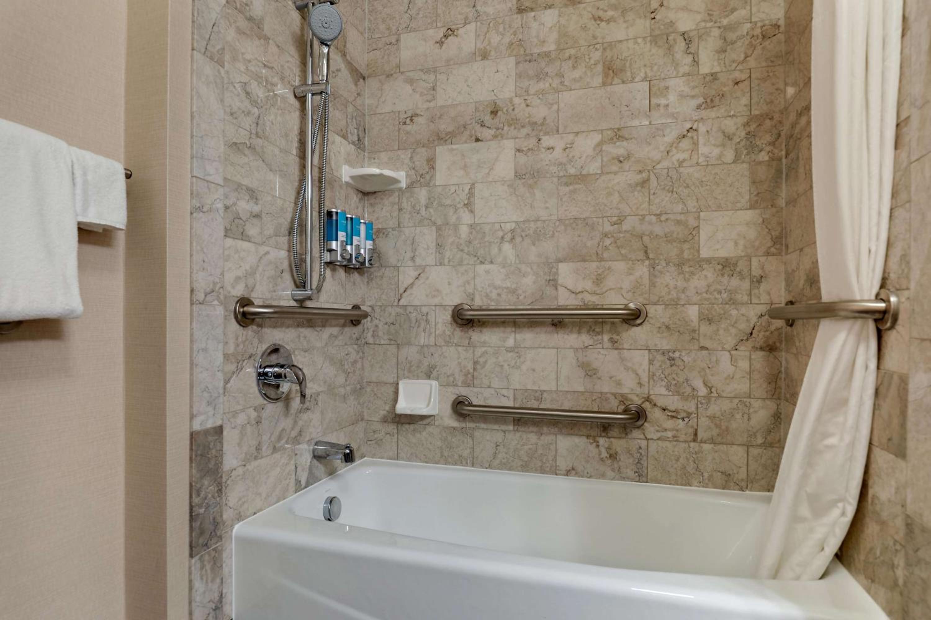 Deluxe Queen Room with Two Queen Beds - Accessible, Tub photo 2