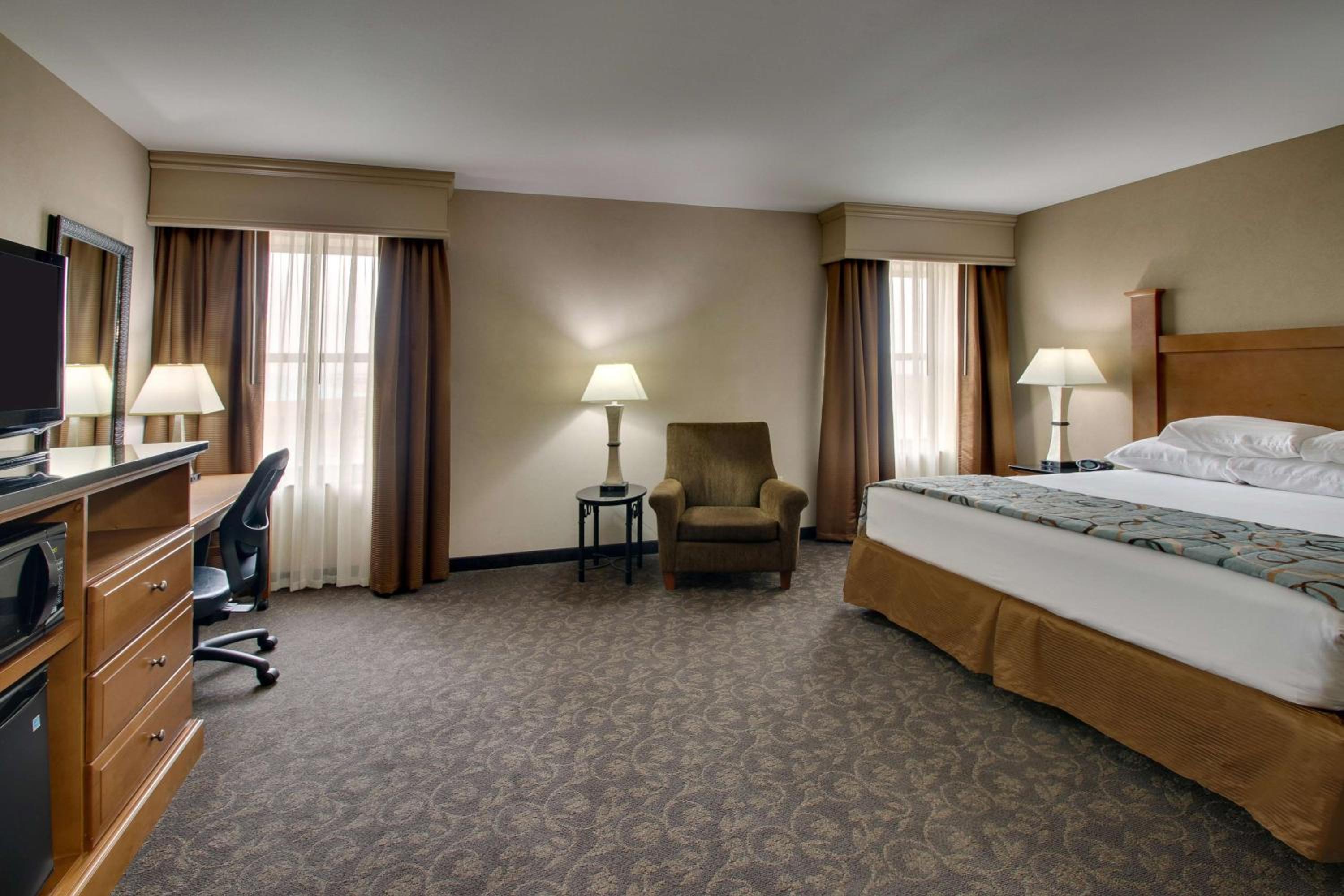 Deluxe King Room - Accessible, Roll-in Shower
